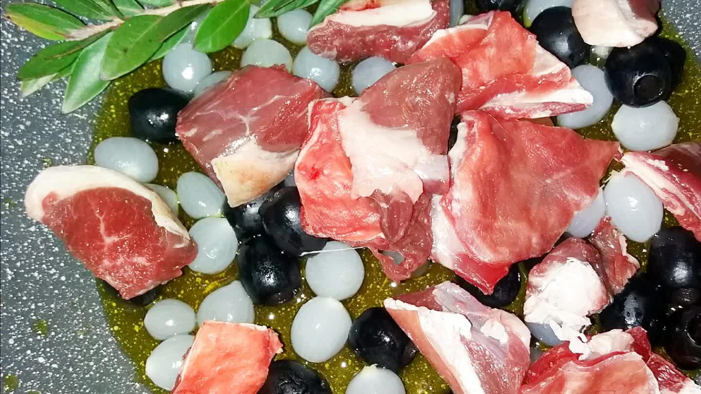 io , aggiungiamo l'olio e iniziamo la cottura a fuoco lento...