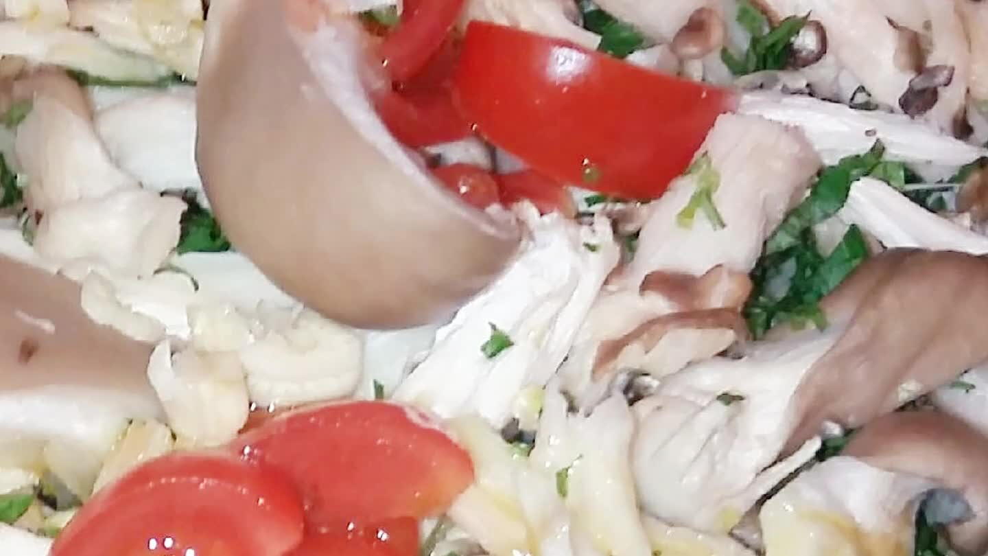 il prezzemolo,il basilico,i pomodorini divisi in 4 pezzi,il peperoncino dividiamolo in 2 o 3 pezzi...cuciniamo a fuoco lento x almeno 10 min. Mescoliamo ogni tanto...aggiungiamo anche qualche granello di sale grosso !!!