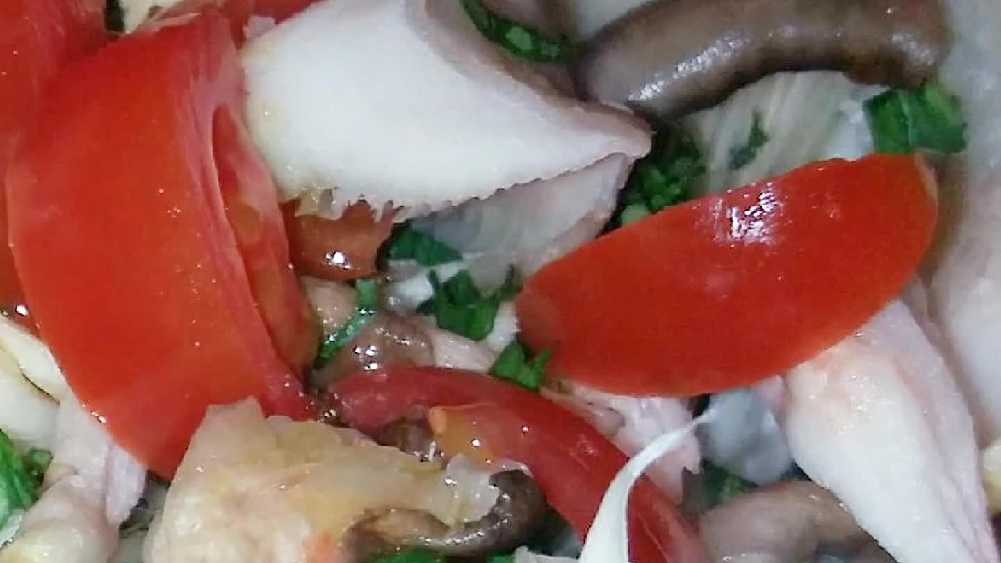 e mettiamo il coperchio e lasciamo cucinare x altri 10 min. Quindi assaggiamo e controlliamo la consistenza ...se ci aggrada é fatta...