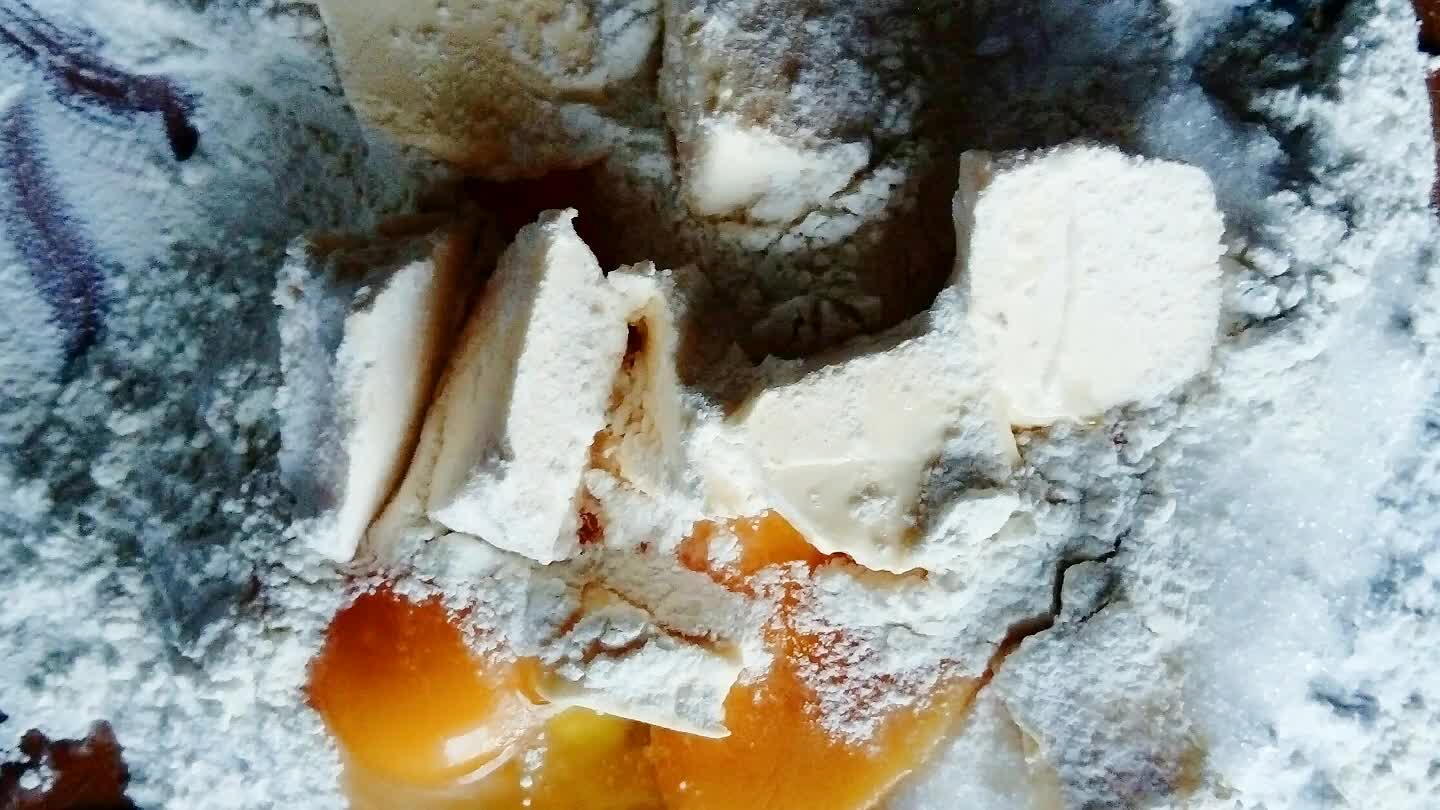 o jajka, 1/2 szkl. cukru, 2 łyżeczek proszku do pieczenia.
