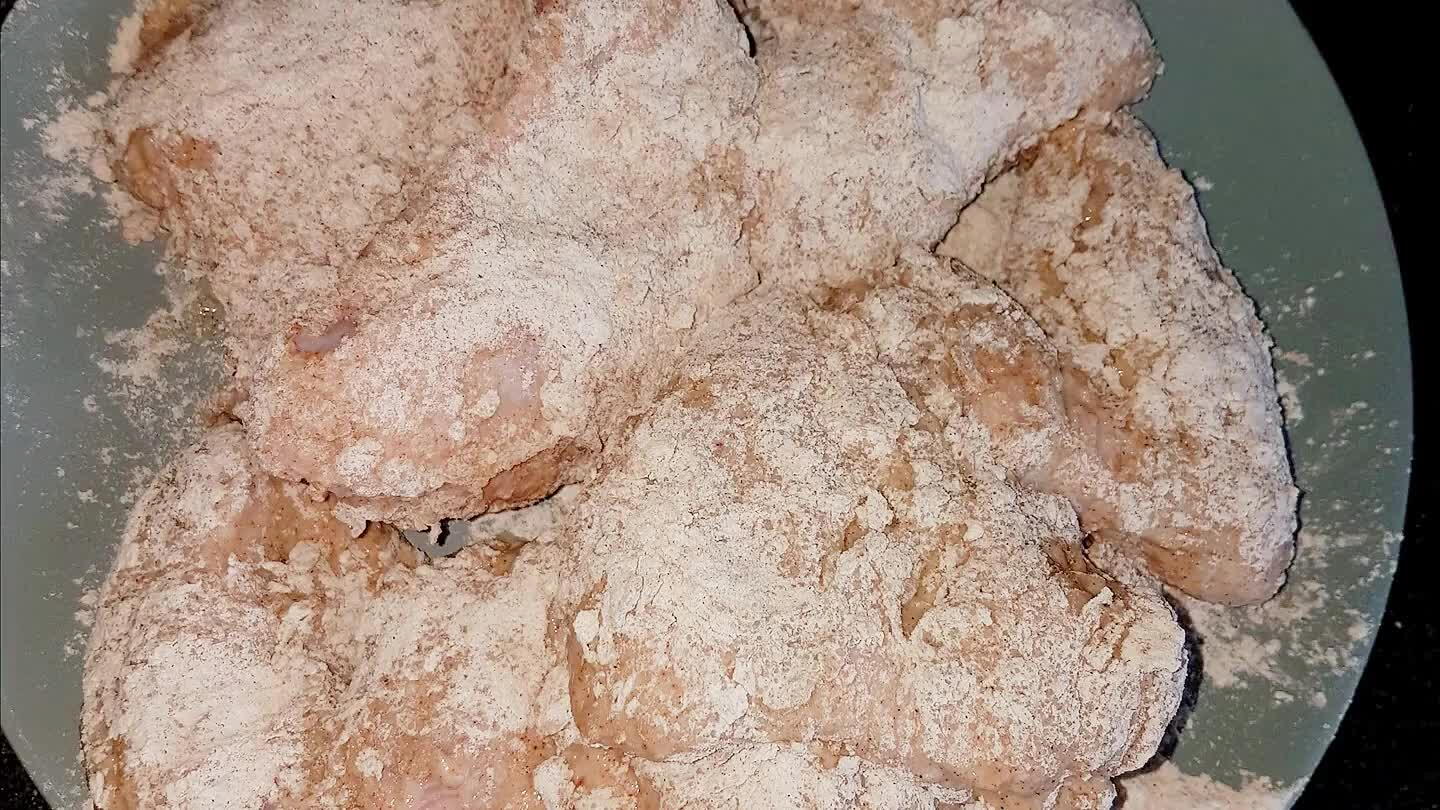 haal het weer door de melk en vervolgens door het bloem. Doe dit met ieder kipstukje.
