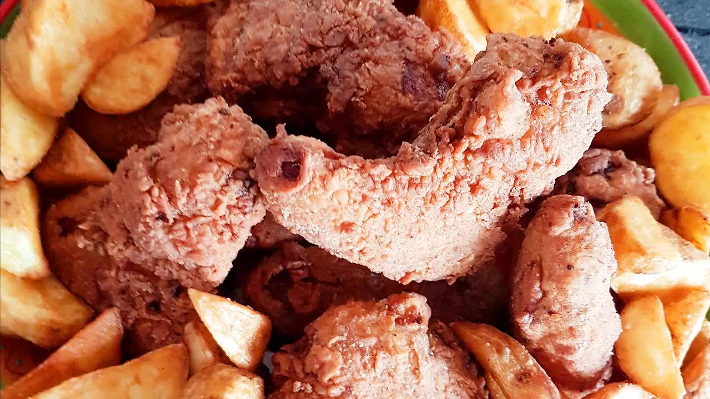 80 C° en bak de kipstukjes lekker bruin in ongeveer 10 tot 12 minuten.