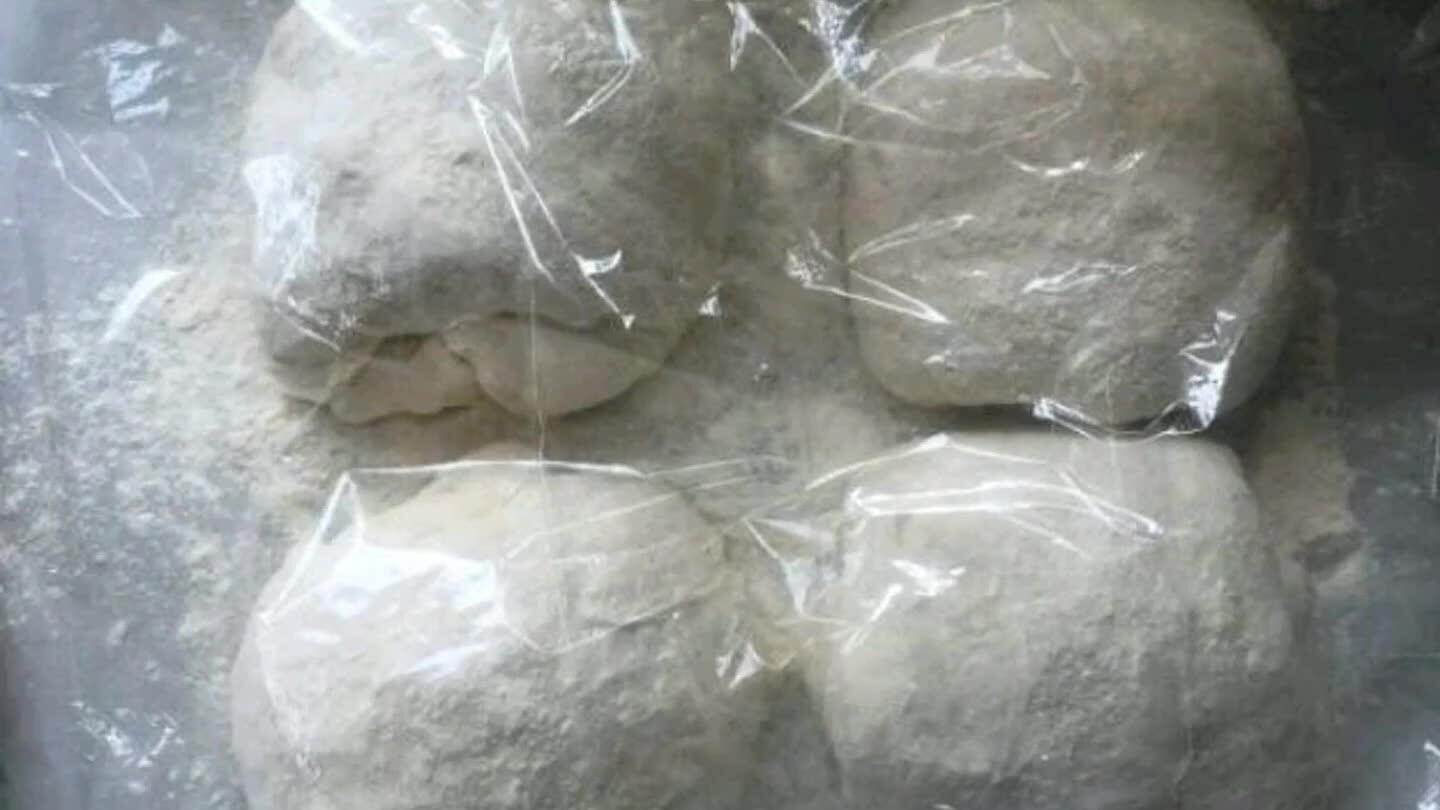 h vodou a urobíme do nich ostrou žiletkou šikmé zárezy. Plech dáme do rúry a do spodného rozhorúčeného plechu vylejeme hrnček horúcej vody. Dvierka rúry zatvoríme a necháme 15 minút piecť.