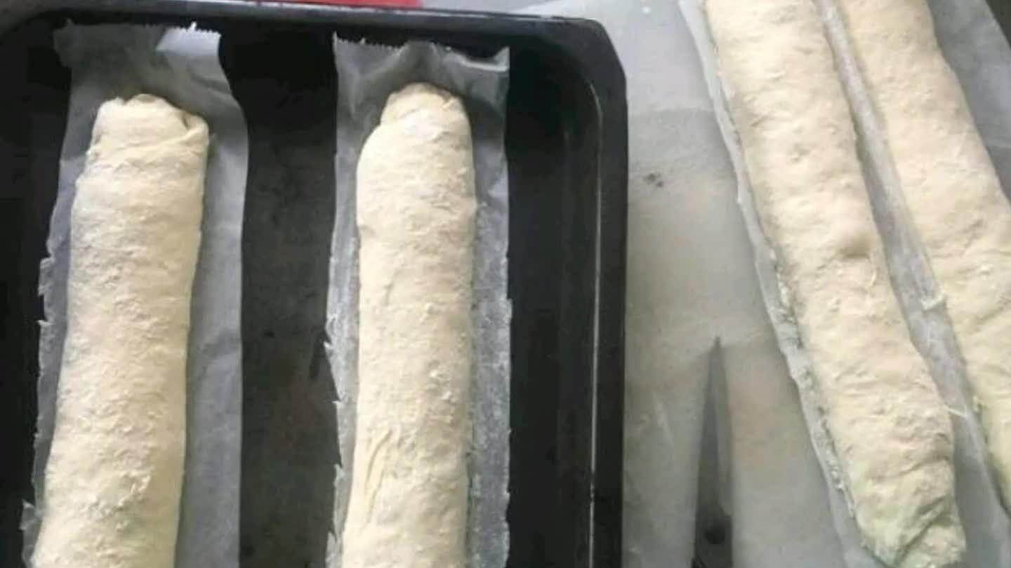 sa budú bagety piecť nie je nutné nahrievať. Pôjdu na studený plech.