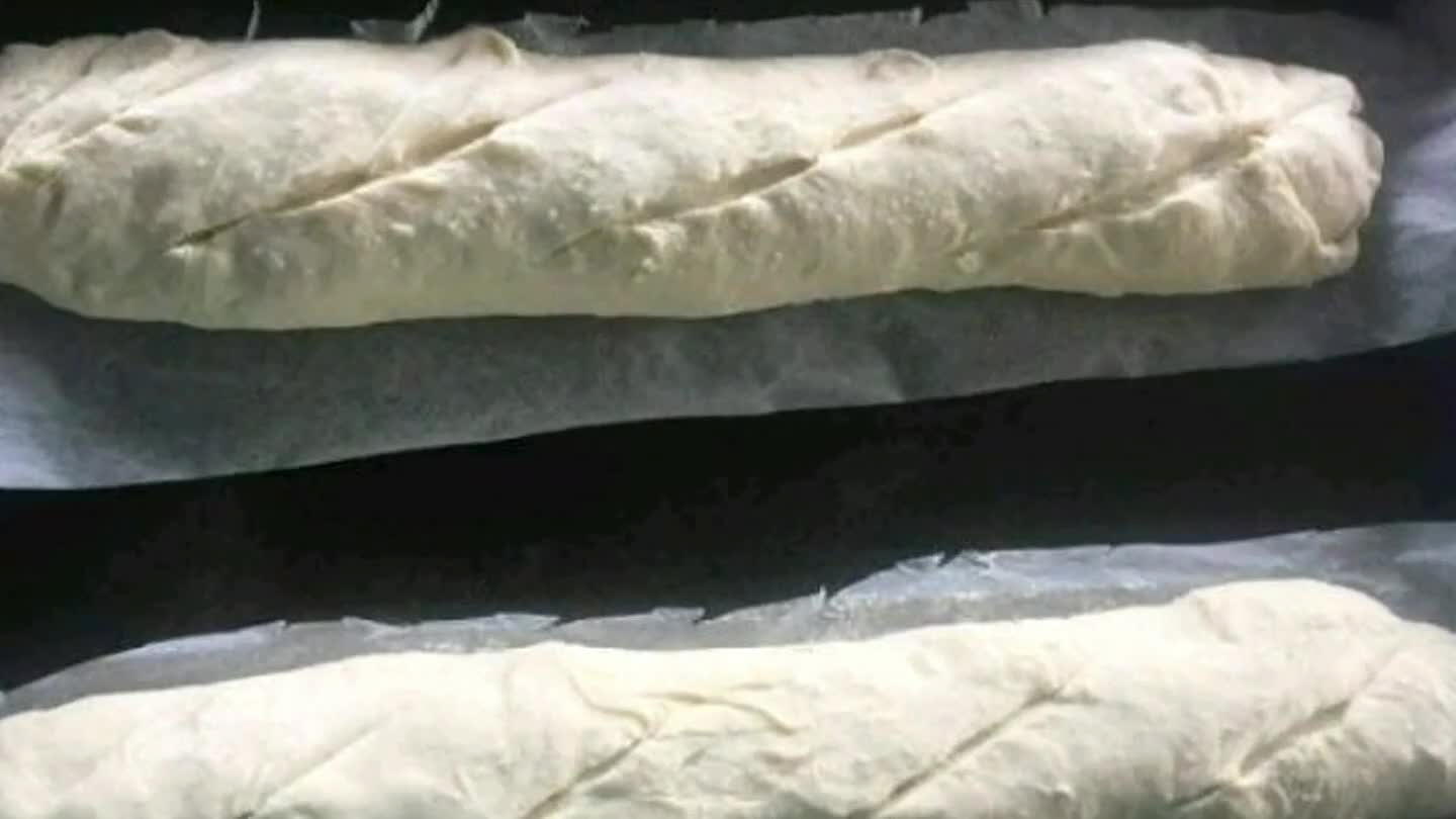 h vodou a urobíme do nich ostrou žiletkou šikmé zárezy. Plech dáme do rúry a do spodného rozhorúčeného plechu vylejeme hrnček horúcej vody. Dvierka rúry zatvoríme a necháme 15 minút piecť.