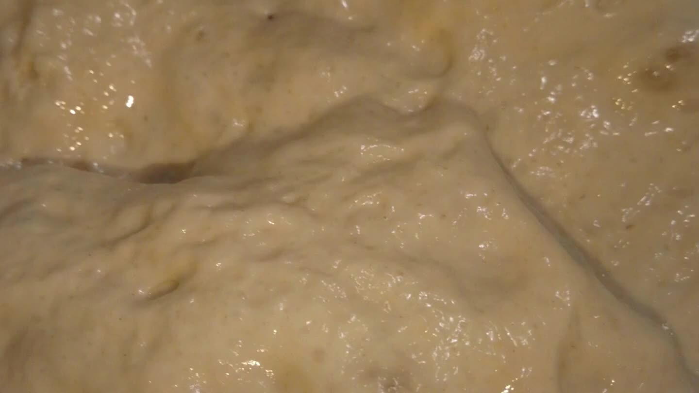 číme si ruky do vody, aby sa nám nelepilo cesto a cesto uchopíme v strede. Vytiahneme ho dohora, aby sa natiahlo.Potom cesto položíme a preložíme na polovicu.