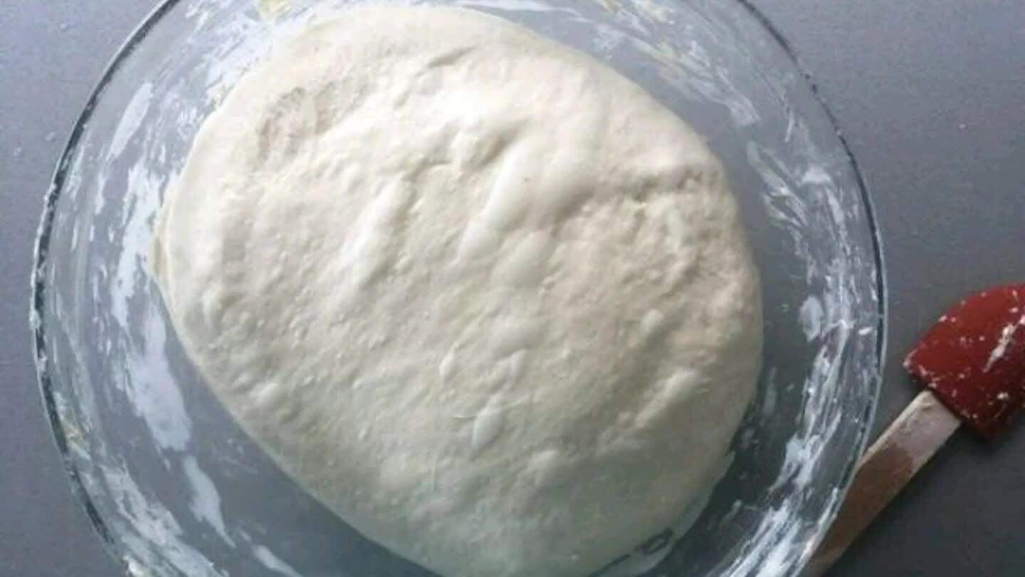 daní vždy použili vodu, aby sa cesto nelepilo na ruky.Cesto je nádherne vláčne.