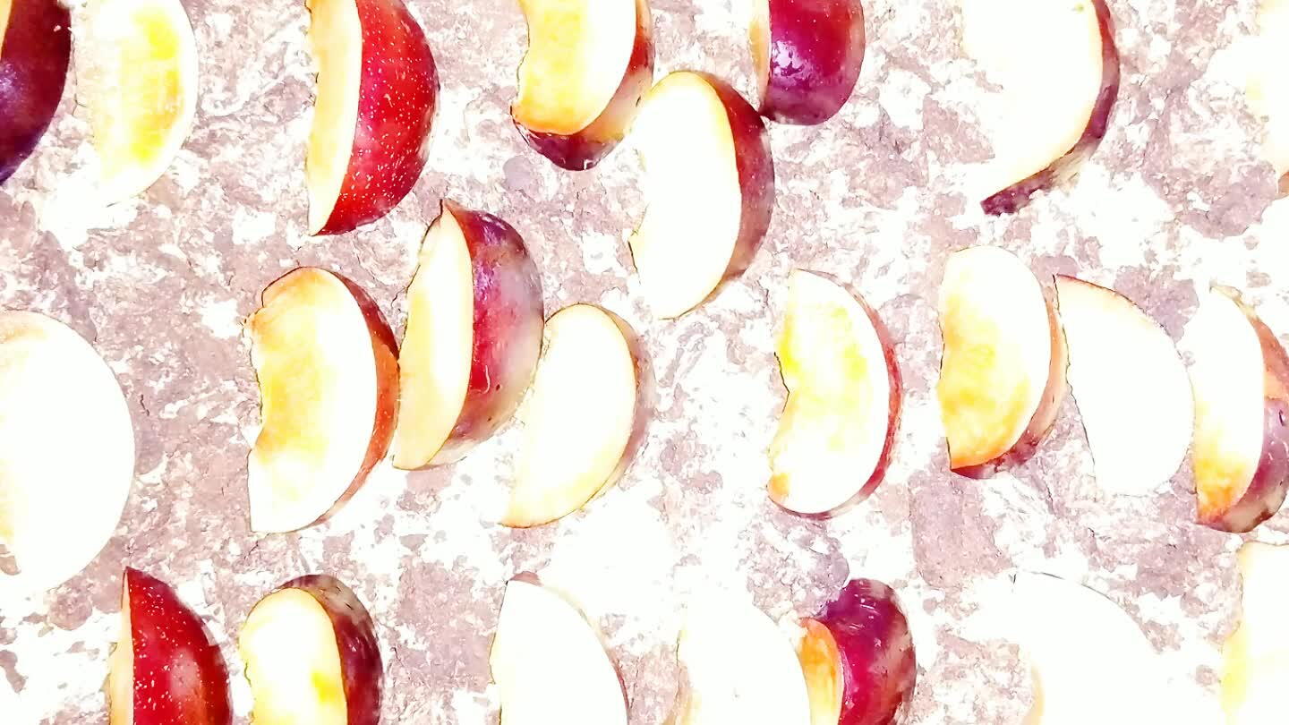 ie ciemne. Ułożyć grubą warstwę owoców. Na owoce piana z białek. Na wierzch jasne skubane.