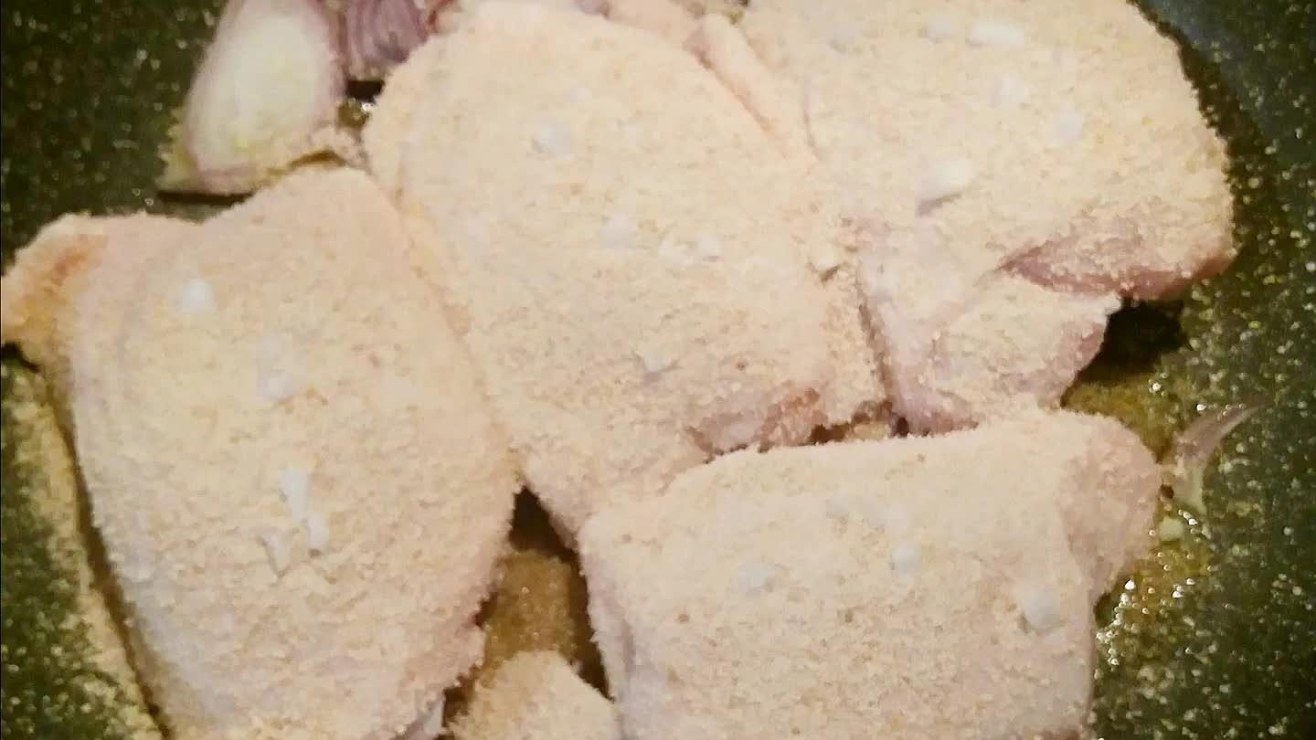 del pane grattuggiato e qualche granello di sale grosso...mettetevi il coperchio e iniziate la cottura a fuoco lento ...