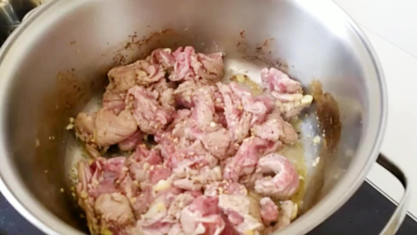 estiver no ponto separe a carne e mantenha a água na panela.