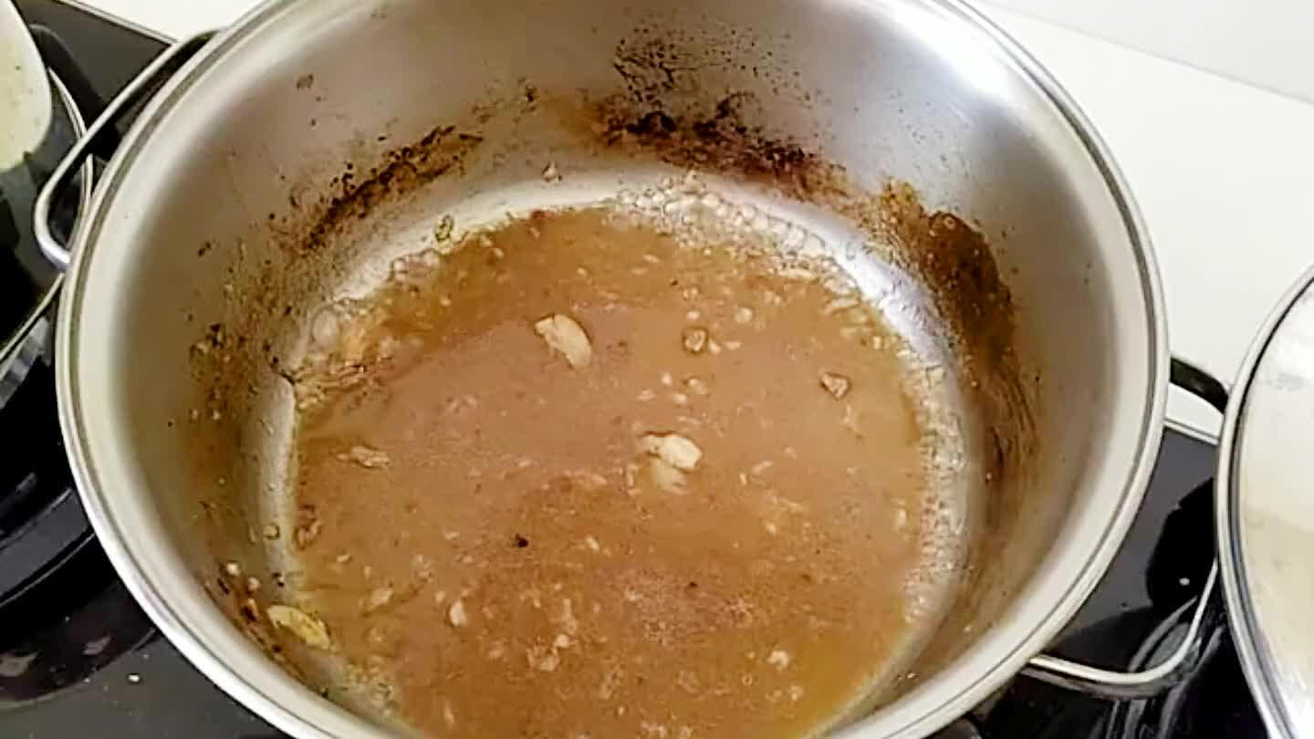 seguida adicione os queijos e vá mexendo até derreter o queijo. (adicione manteiga se desejar)