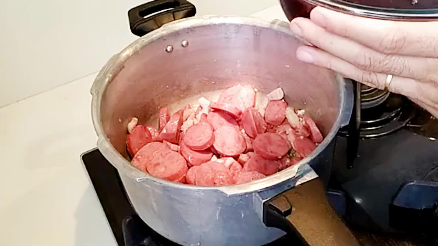 uidado na quantidade, a linguiça e o bacon já tem uma quantidade boa de sal). Feche a panela e após pegar pressão, cozinhe por 20 minutos. (Uma dica caso esteja em dúvida no sal e no tempero: deixe cozinhando por uns 10 minutos, tire a pressão e abra pra conferir o sal e o cozimento, faça os ajustes e volte para a pressão novamente pelo tempo que achar necessário).