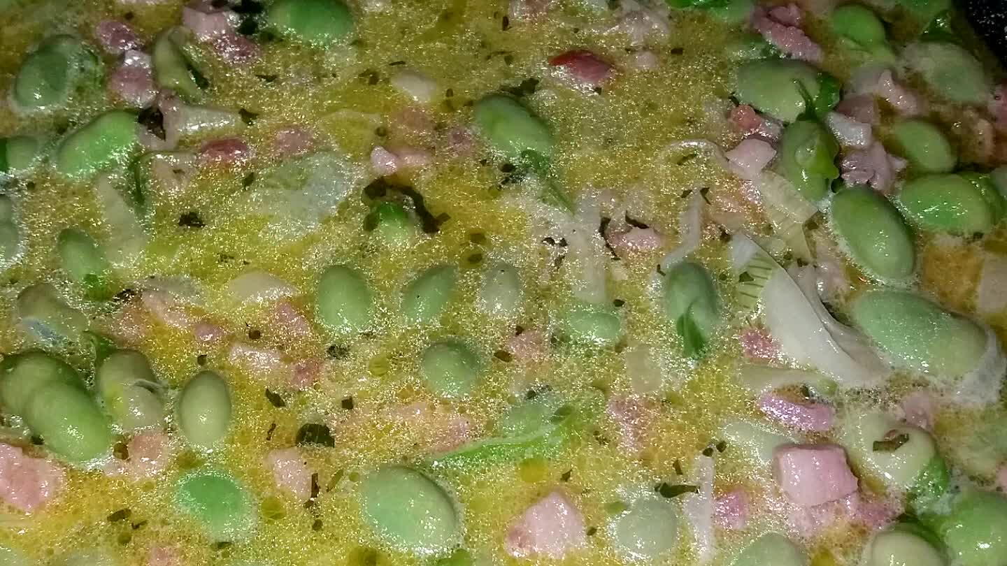 iugare ed indurire le favette e copriamo il tegame...aumentiamo leggermente la fiamma e ricordiamoci di mescolare con un cucchiaio di legno per almeno 10 min.
