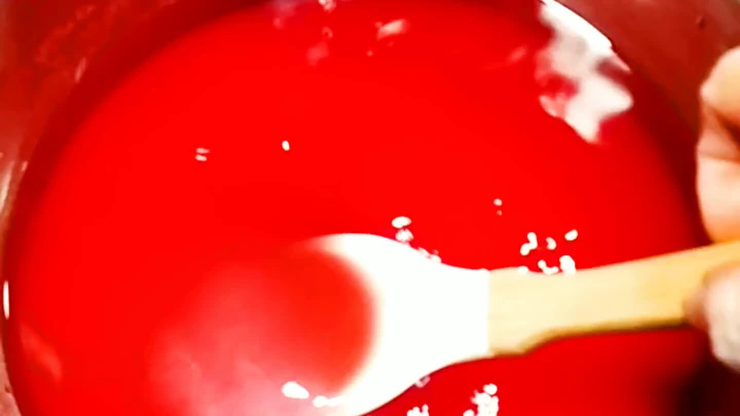 studena. Já preferuji za studena a sirup mi vydrží v pokojové teplotě do dalšího sběru. Pochopitelně lahve vytvářím a vydezinfikuji destilátem. Přikládám sirupy za studena i za tepla. Poprvé jsem dělala za tepla, protože jsem byla byla nedůvěřivá, ale teď už dělám jen za studena. Nezničí se vitamíny a vydrží také. Jedině snad, když sirup otevřu nechávám ho pro jistotu už v lednici (nemám vyzkoušeno).