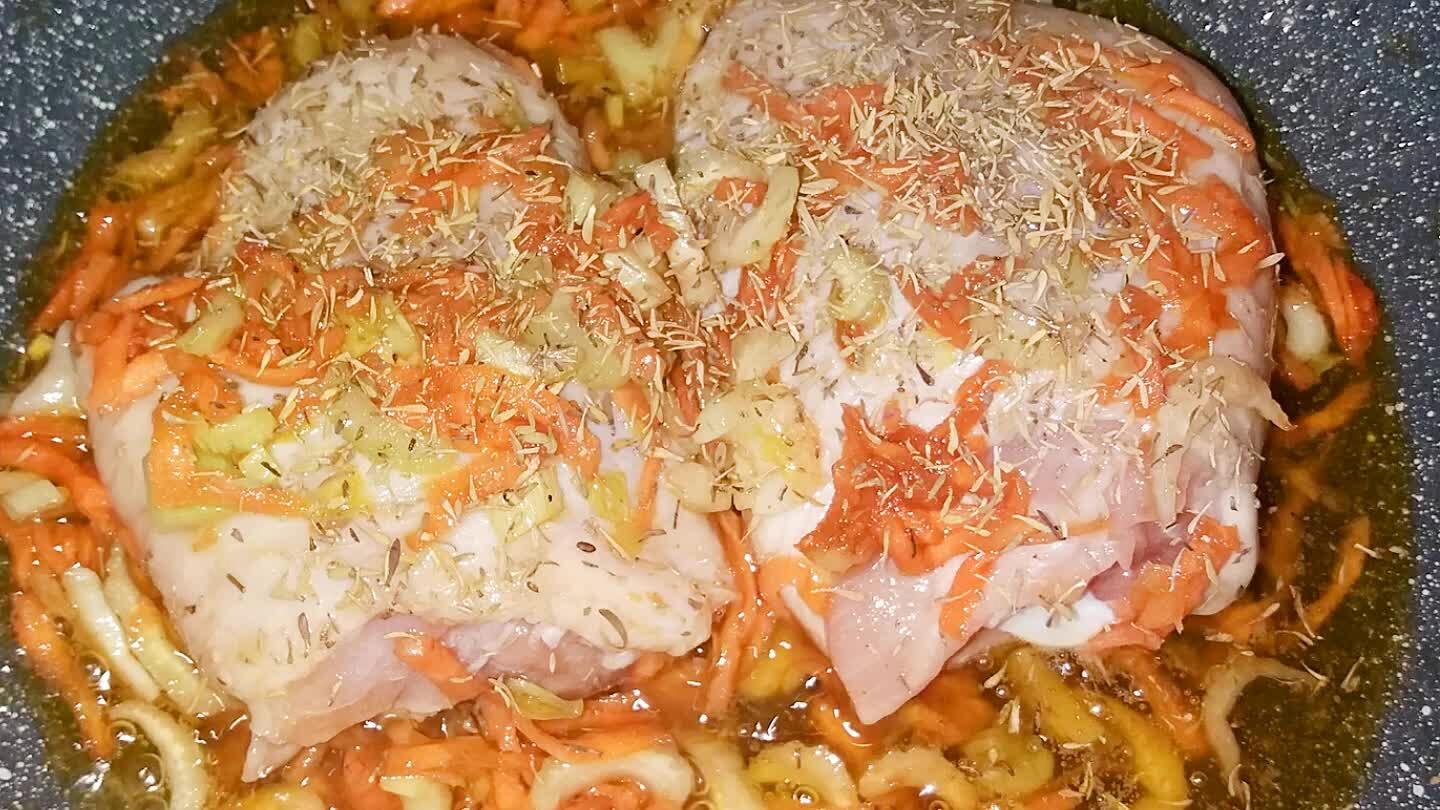 a di timo e iniziamo la cottura a fuoco lento...dopo 10 min. Versiamo mezzo bicchiere di vino e continuiamo la cottura...