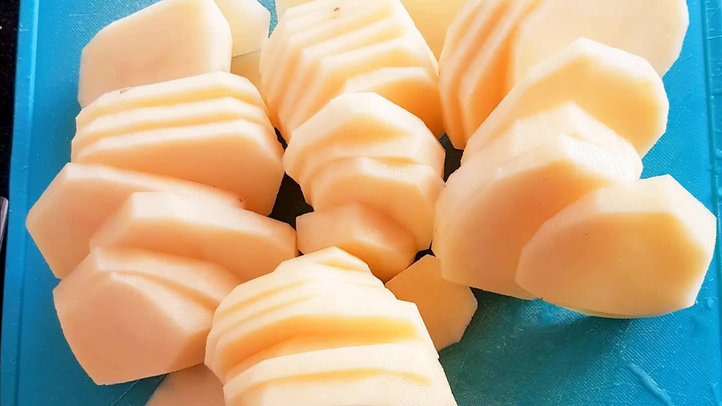 t erover. Verdeel de cardamom gemixte kruiden en zout erover. Dek de schaal af met aluminiumfolie en zet het voor ongeveer 40 minuten in de oven op 200 C°. Tip! Kook de hele aardappels een paar minuten voor, om te voorkomen dat er straks harde aardappels tussen zitten.