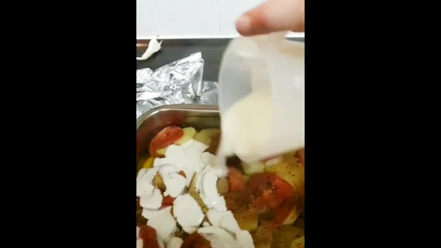 kaar. Haal de schaal uit de oven en verdeel de mix eroverheen. Schud de schaal zodat de saus ook onder het gehakt komt.