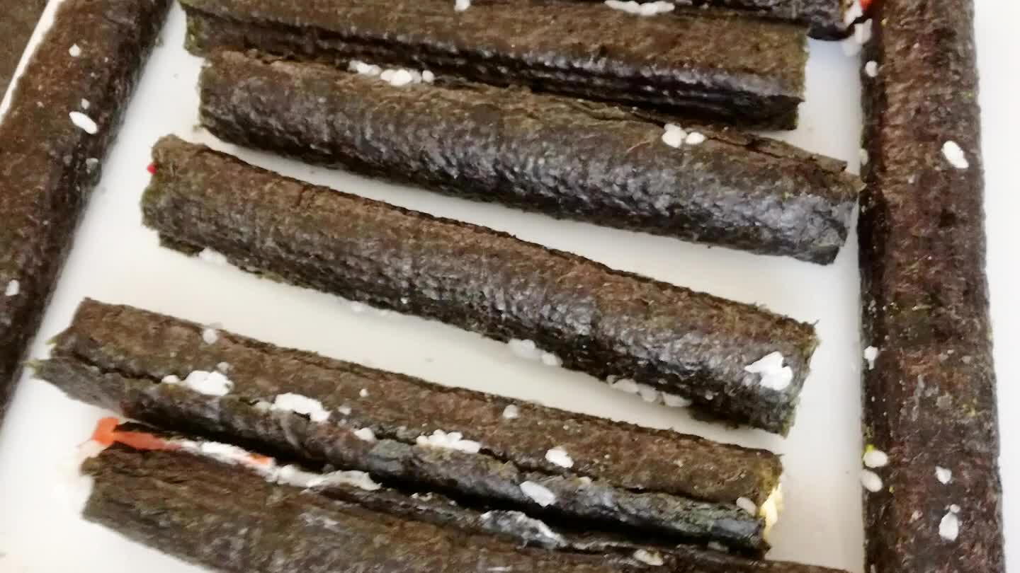 schkäse drauf streichen. Das Blattende ein wenig mit Wasser anfeuchten. Mit Druck mit Hilfe der Bambusmatte einrollen . Hierbei gilt Übung macht den Meister !!! Die Rolle beiseite legen.