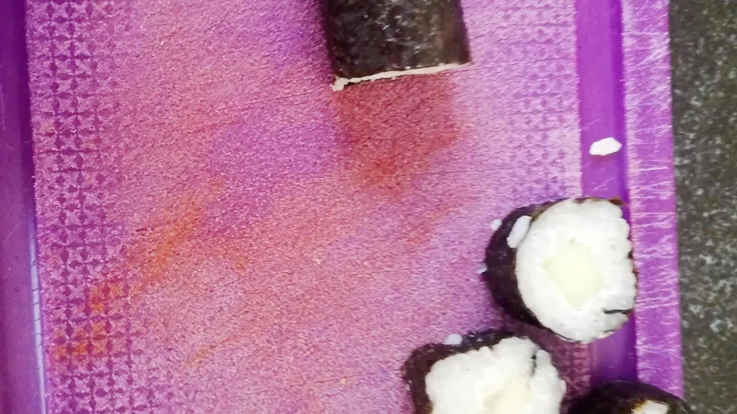 gerbreite Ringe schneiden und auf einem Teller auf der Schnittfläche drapieren .