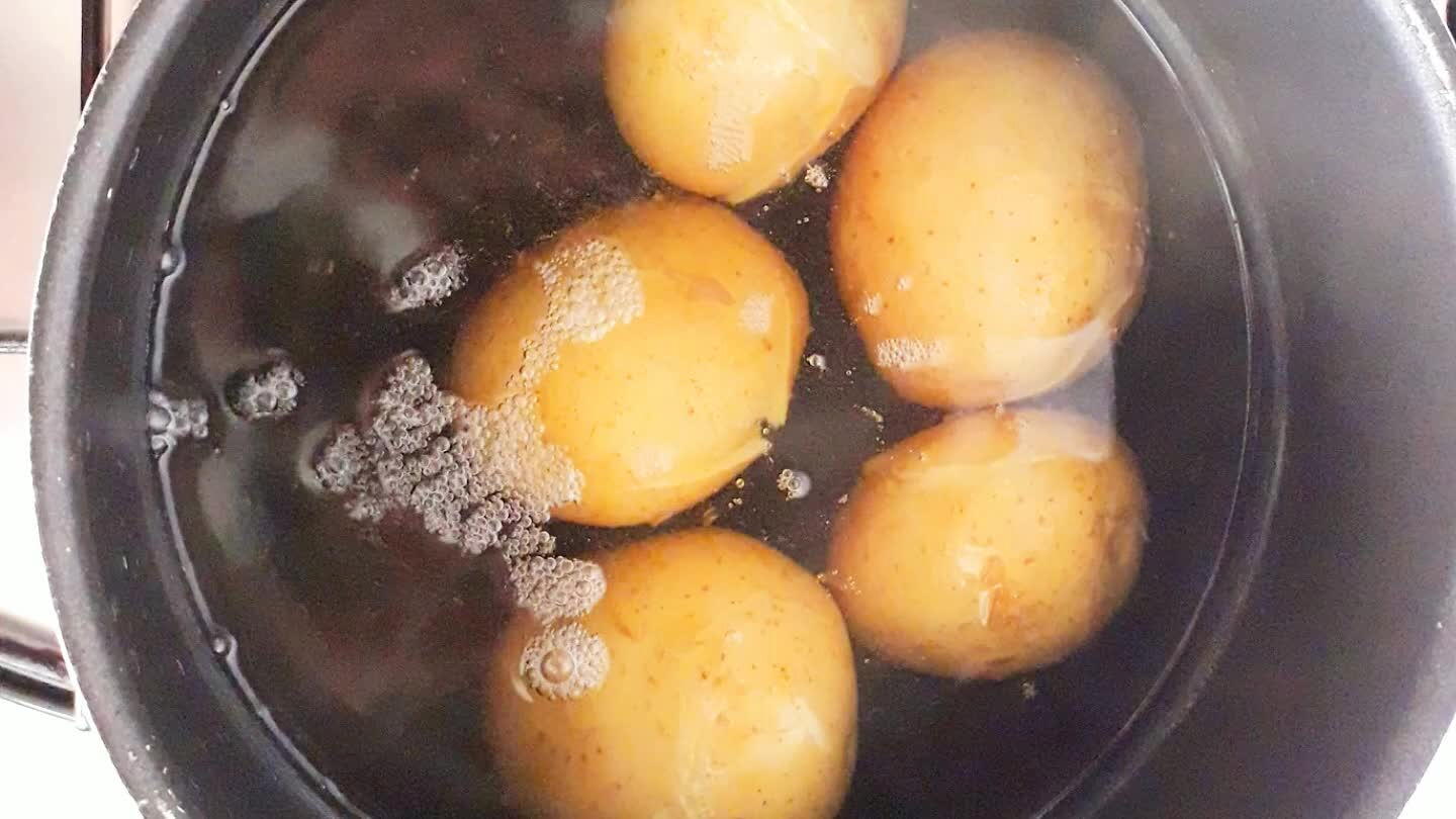 in acqua salata per circa 30 min. Meglio usare patate di grandezza uguali. Una volta cotte bisogna scolarle, sbucciarle e metterle in una ciotola.