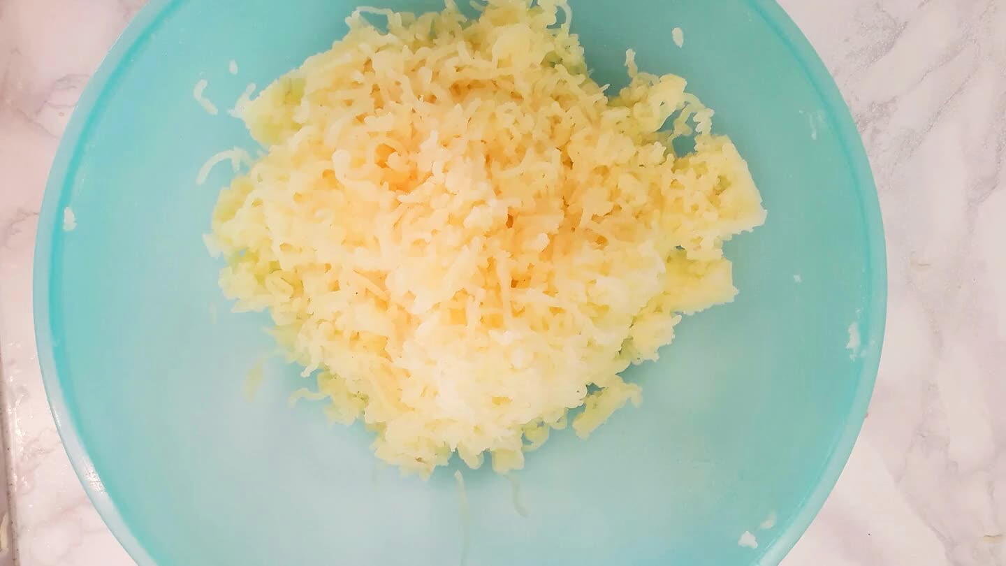 apposito strumento da ottenere una purea. Adesso andrete ad aggiungere sale, pepe, uova, pan grattato e parmigiano reggiano. A questo punto amalgamate il tutto fino ad ottenere un composto ben compatto.