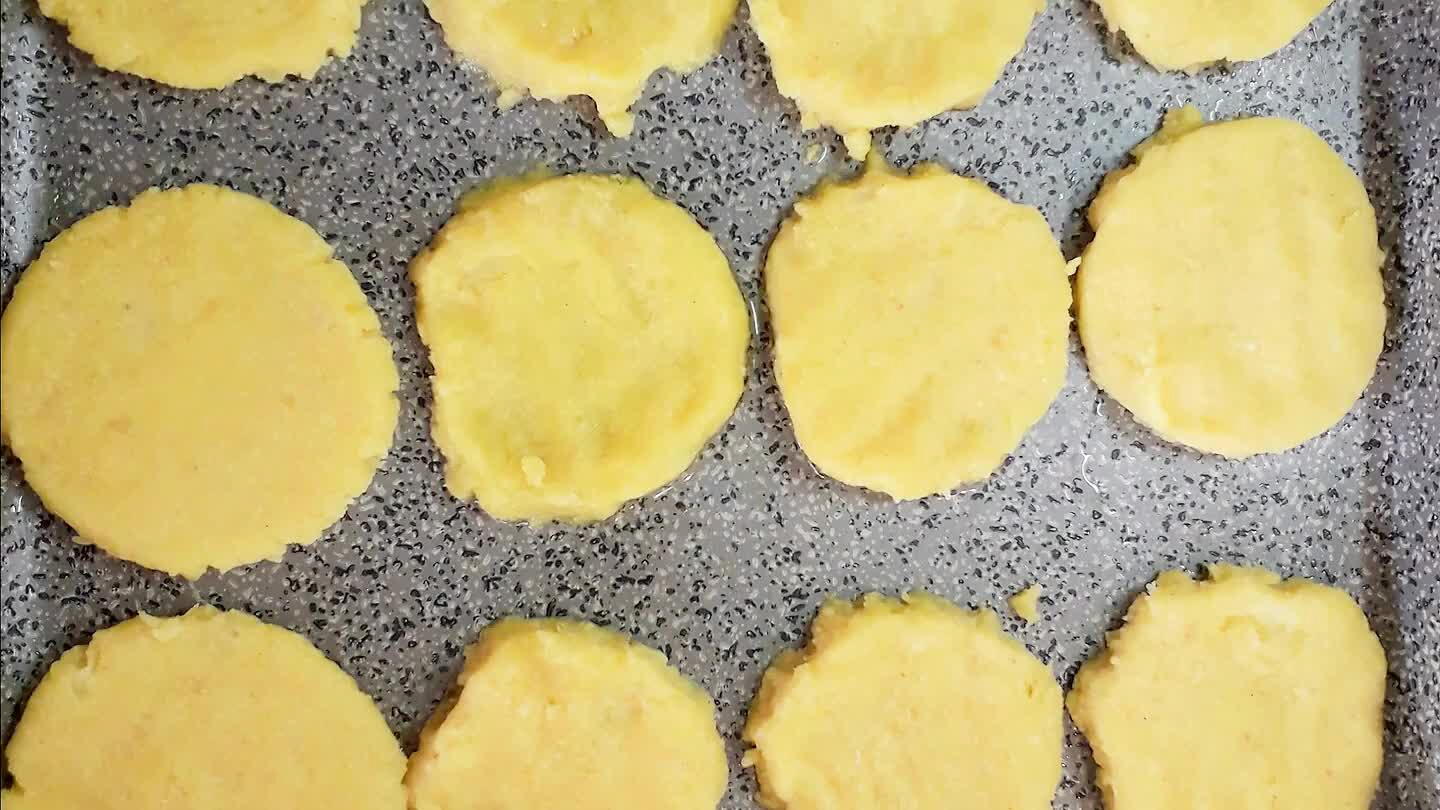 are gli hamburger o utilizzare l'apposito strumento. Fatto questo bisogna passare alla cottura. In forno preriscaldato a 180° per 15 minuti, cospargendo la superficie degli hamburger con un filo d'olio extravergine d'oliva. Una volta pronti non resta che farcirli. Su un hamburger adagiare una fettina di sottiletta e di prosciutto e coprire con un altro hamburger. Adesso rimettete in forno per 2 minuti. Consumare ben caldi