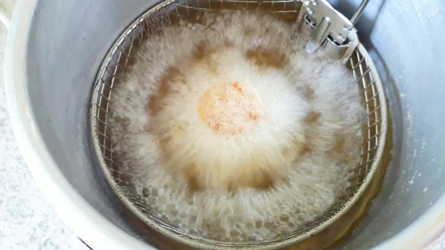 iggerli finchè il loro colore non diventa dorato. Metterli su carta assorbente per asciugare l'olio rimasto e trasferirli su un piatto da portata. Servirli caldi.
