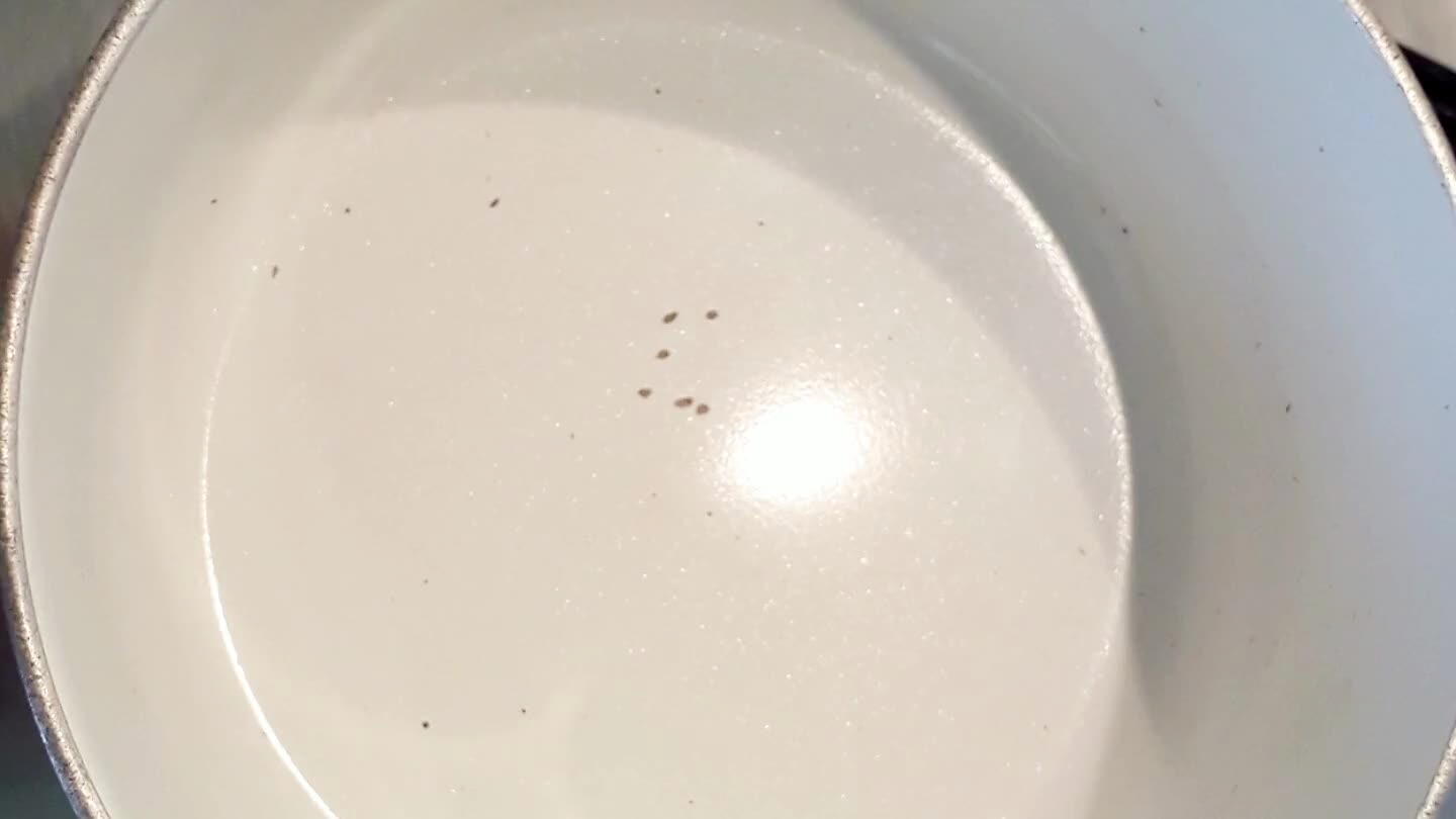 ià fatta e scaldarla in un pentolino fino a quando non avrete ottenuto una crema densa e omogenea. Aggiungere il parmigiano grattugiato e mescolare energicamente per far sì che il formaggio di sciolga