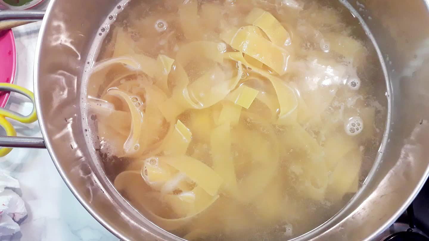 ungere le pappardelle e farle cuocere.