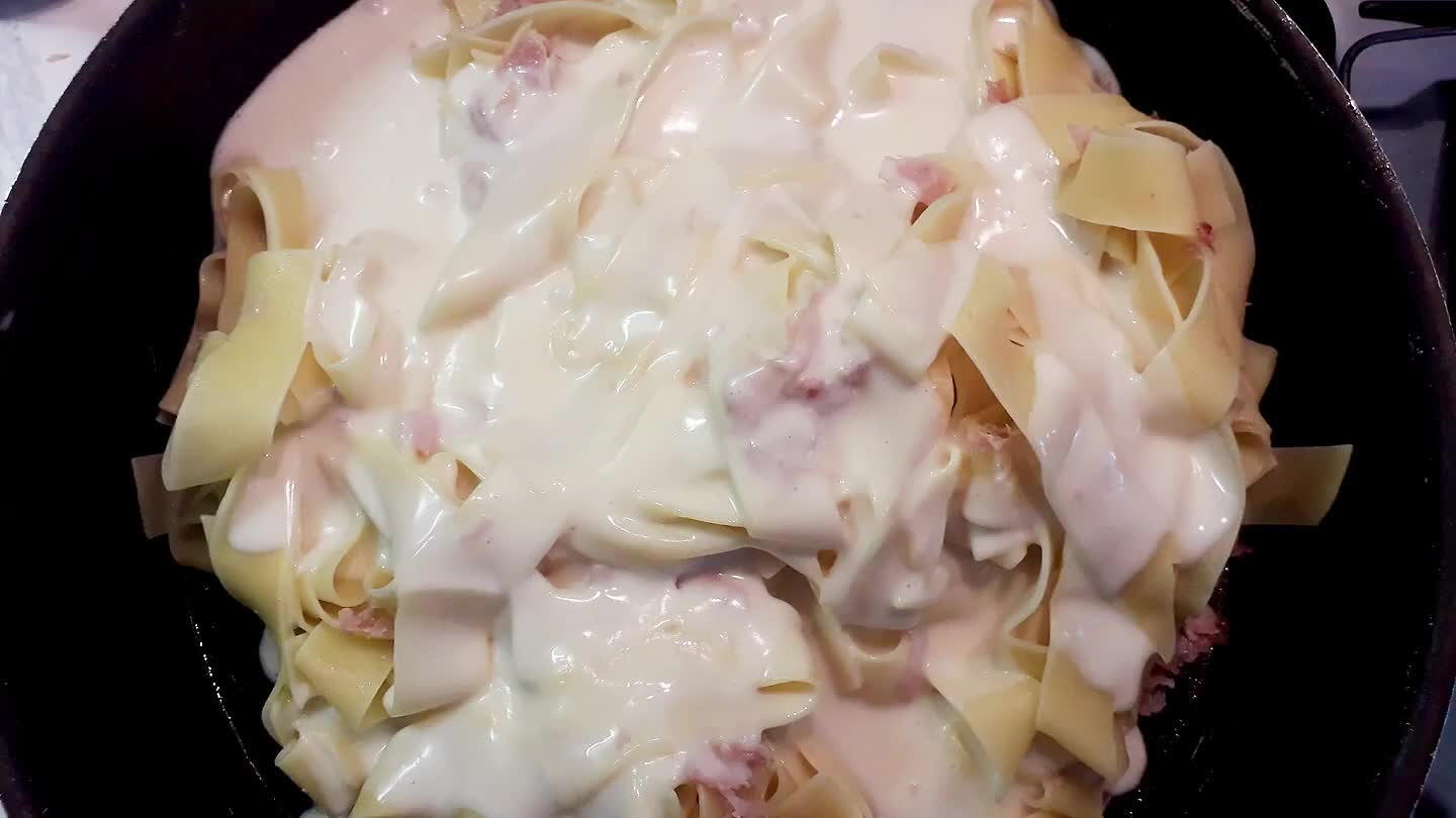 ungere un po' di pepe a piacere e mescolare il tutto. Servire caldo.