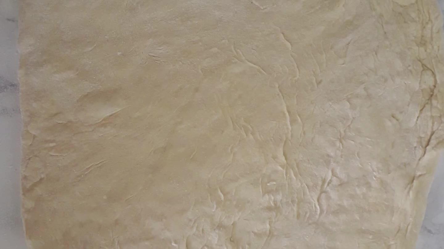 col mattarello e tagliarle. In una pentola versare dell'olio e farlo scaldare. Una volta caldo mettere i pezzi di pizza e farli friggere, girarli in entrambi i lati fino a che il loro colore non diventi dorato chiaro. Condirli a vostro piacere e servirli sia caldi che freddi.