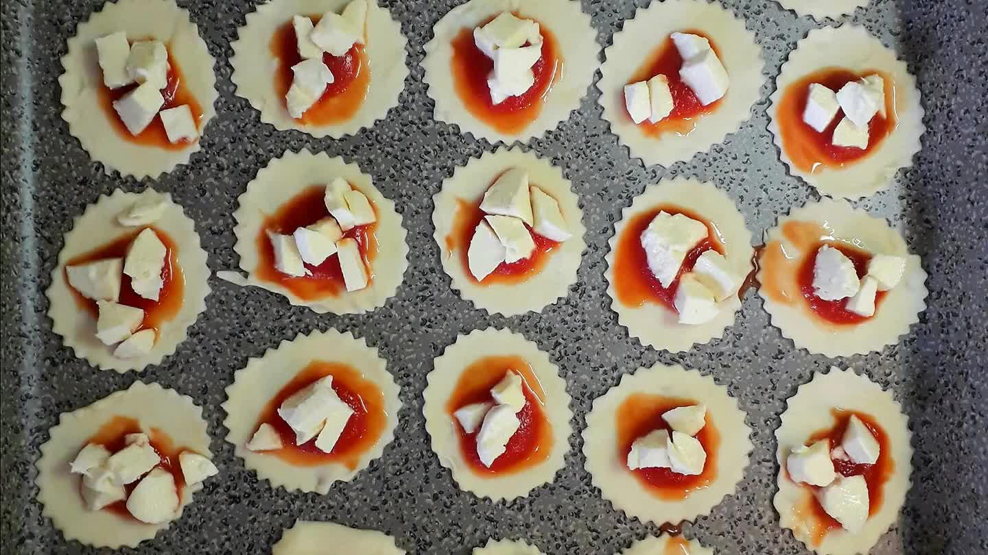 di passato di pomodoro e cubetti di mozzarella. Infornare nel forno già caldo a 170° per 10 minuti. Servire caldo o freddo.