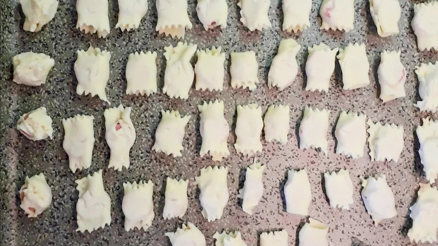 ezzo di wurster e arrotolarlo. Metterli in una teglia anti aderente e infornare nel forno già caldo a 170° per 10 minuti. Servire caldo o freddo.