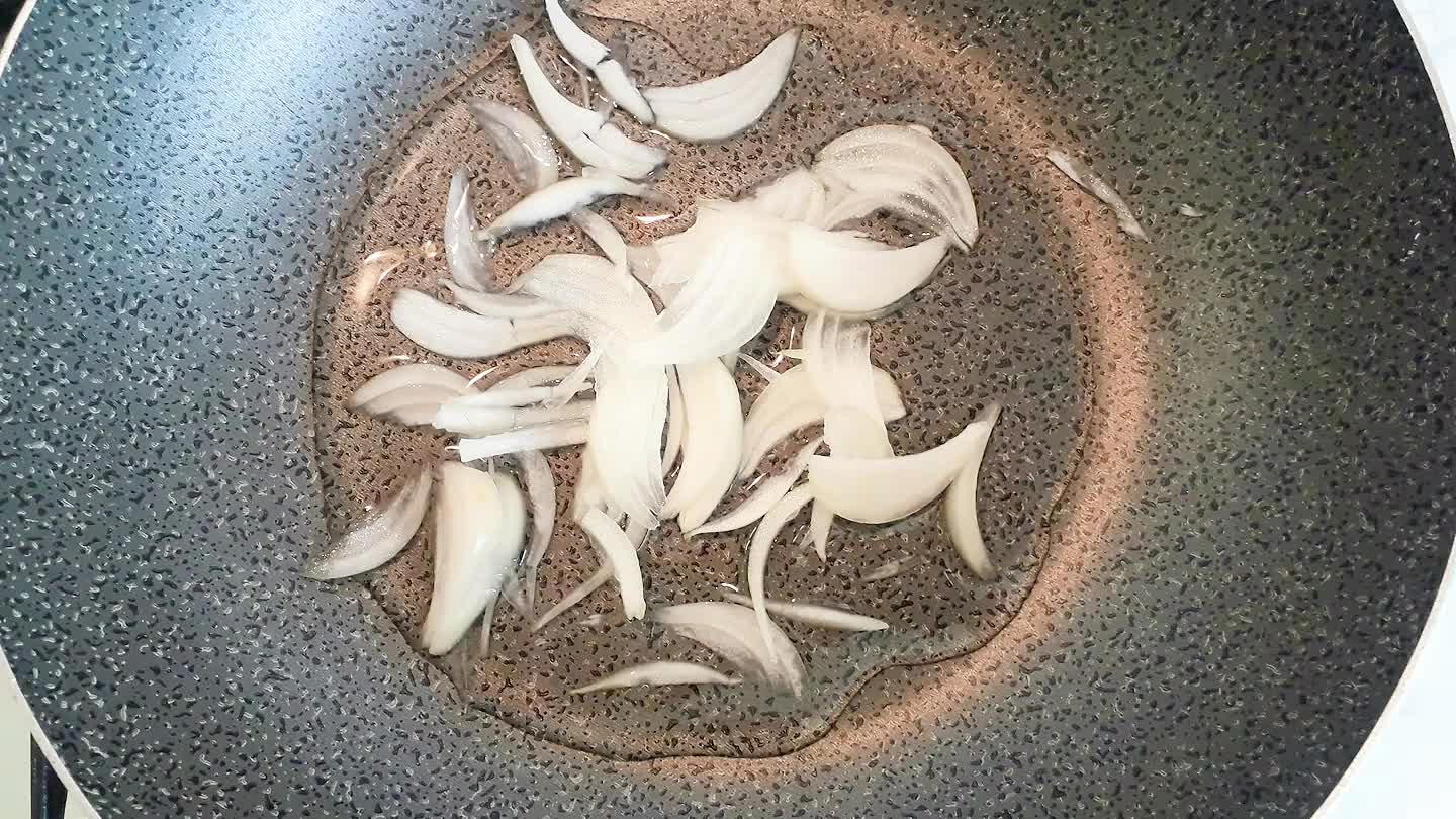 con in mestolino d'acqua e fatela stufare. Quando l'acqua sarà evaporata del tutto, aggiungete l'olio extravergine d'oliva e mescolate con cura. Lasciate soffriggere la cipolla. Nel frattempo lavate, asciugate e tagliate a pezzetti il peperone. Quando la cipolla sarà diventata dorata aggiungete il peperone tagliato a pezzetti, mescolate e fate saltare a fiamma vivace per un paio di minuti.