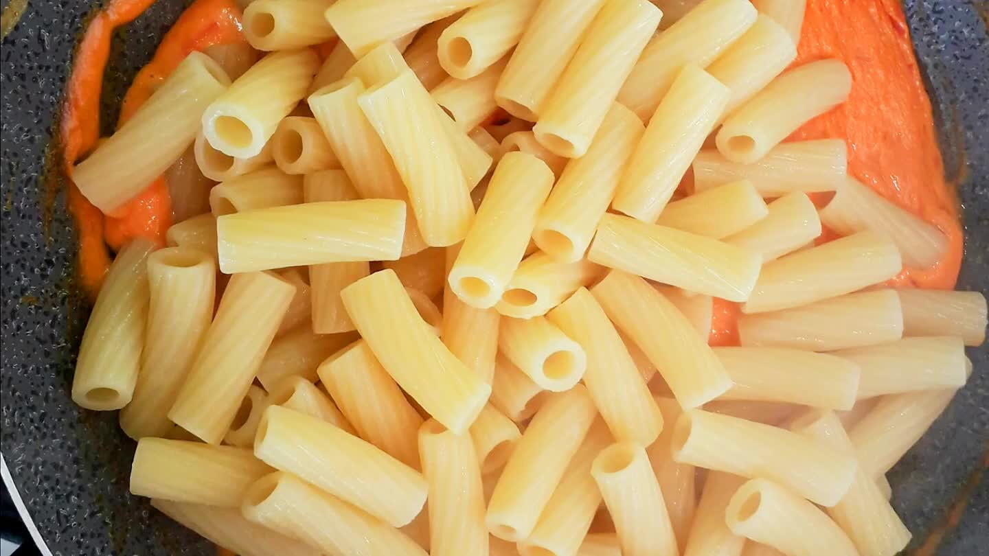 n la crema di peperoni. Servite caldi.
