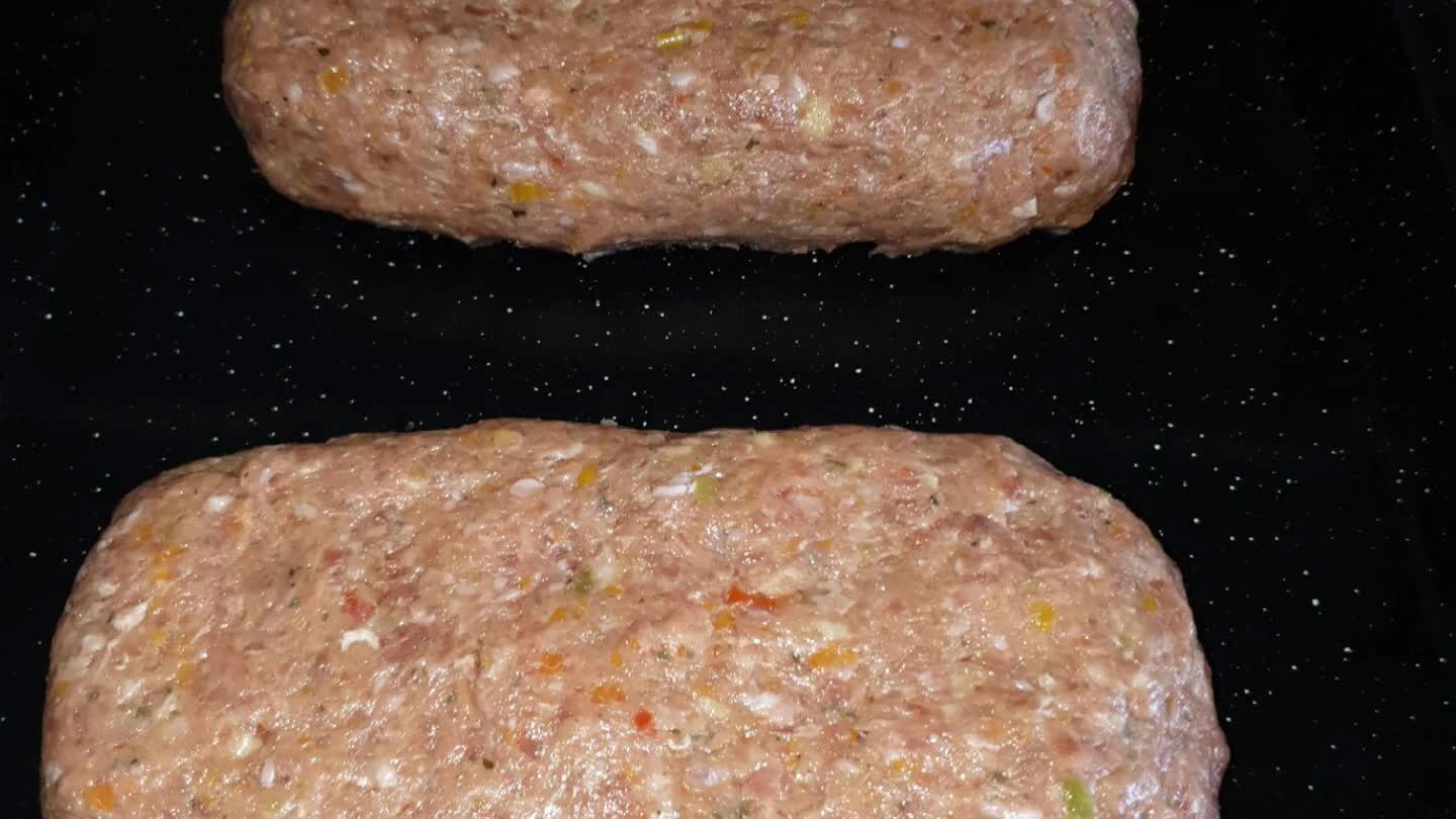 eg, hogy körülbelül 10cm széles, és 7cm magas legyen, így biztosan átsül majd a Meatloaf. Ezután a formázott húsokat tegye tepsibe.