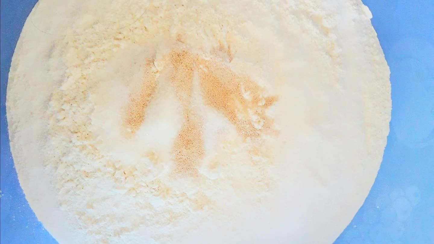 birra sbriciolato e con una frusta mescolate bene. Unite la farina setacciata e il sale: con le mani impastate per amalgamare bene gli ingredienti. Trasferite l’impasto sul piano di lavoro ben infarinato e lavoratelo fino a quando sarà liscio, setoso ed elastico. Fate lievitare l'impasto coperto con un canovaccio in un luogo tiepido per circa 3 ore. L’impasto dovrà raddoppiare il suo volume.