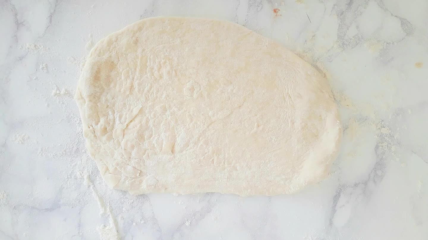 to, adagiate al centro passato di pomodoro, mozzarella e prosciutto. Chiudete a mezza luna avendo cura di sigillare bene il bordo. Friggete i panzerotti man mano che sono pronti in olio caldo. Girateli spesso per ottenere una doratura uniforme e scolateli dall’olio.. Servite i panzerotti ben caldi.