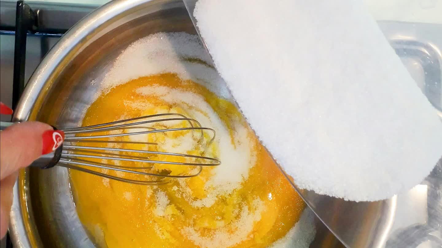 precedentemente riscaldato e incorporate la farina con la frusta. Incorporate il resto del latte. Mettete la pentola sul fuoco e quando la crema incomincerà ad addensarsi aggiungete la vanillina e completare la cottura. La crema dovrà risultare liscia ed omogenea.