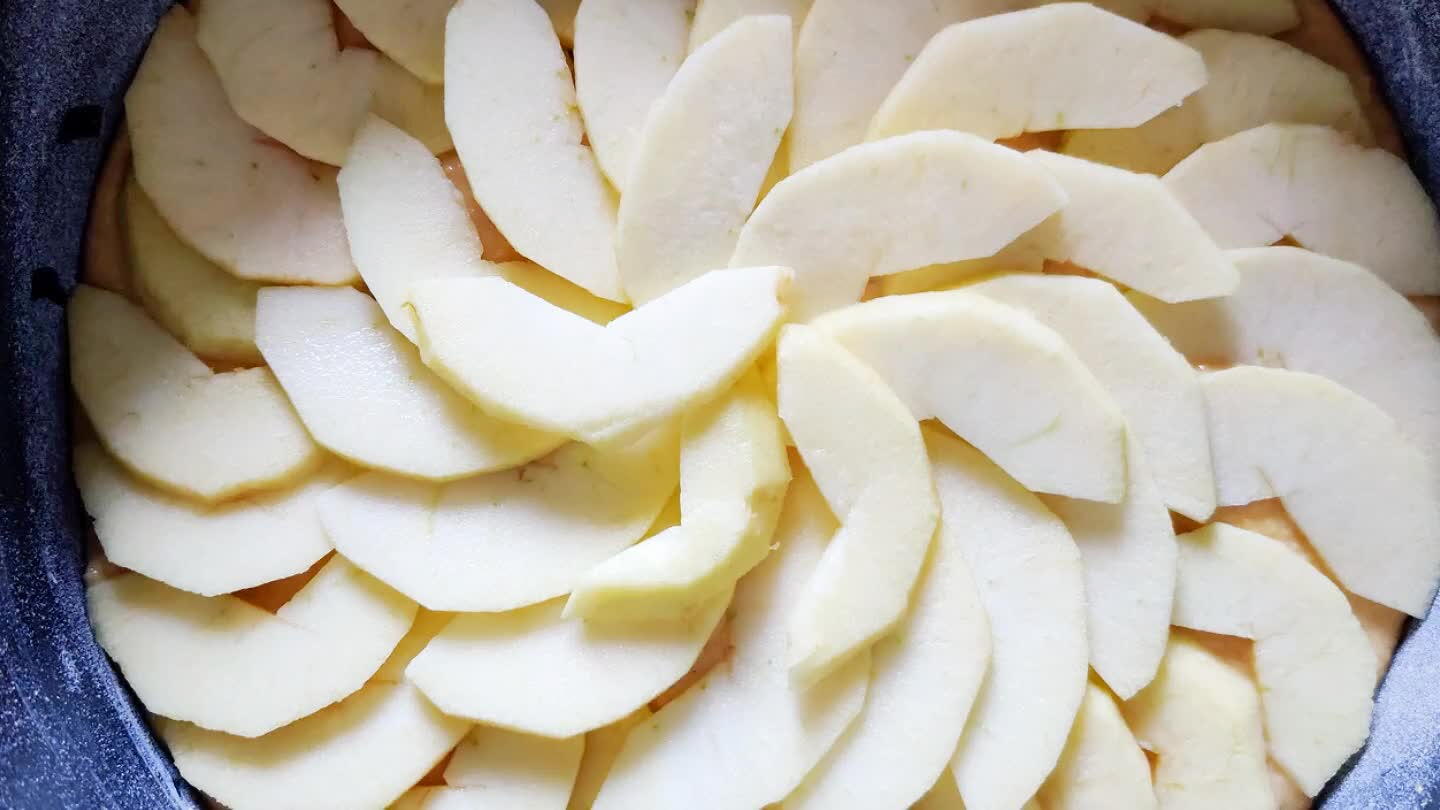la mitad y le quitamos las semillas. Cortamos las mitades en rebanadas medio finas. Decoramos sobre la masa a nuestro gusto. Con un pincel de cocina extendemos una fina capa de mermelada sobre las manzanas. Horneamos 45 min a 180°.