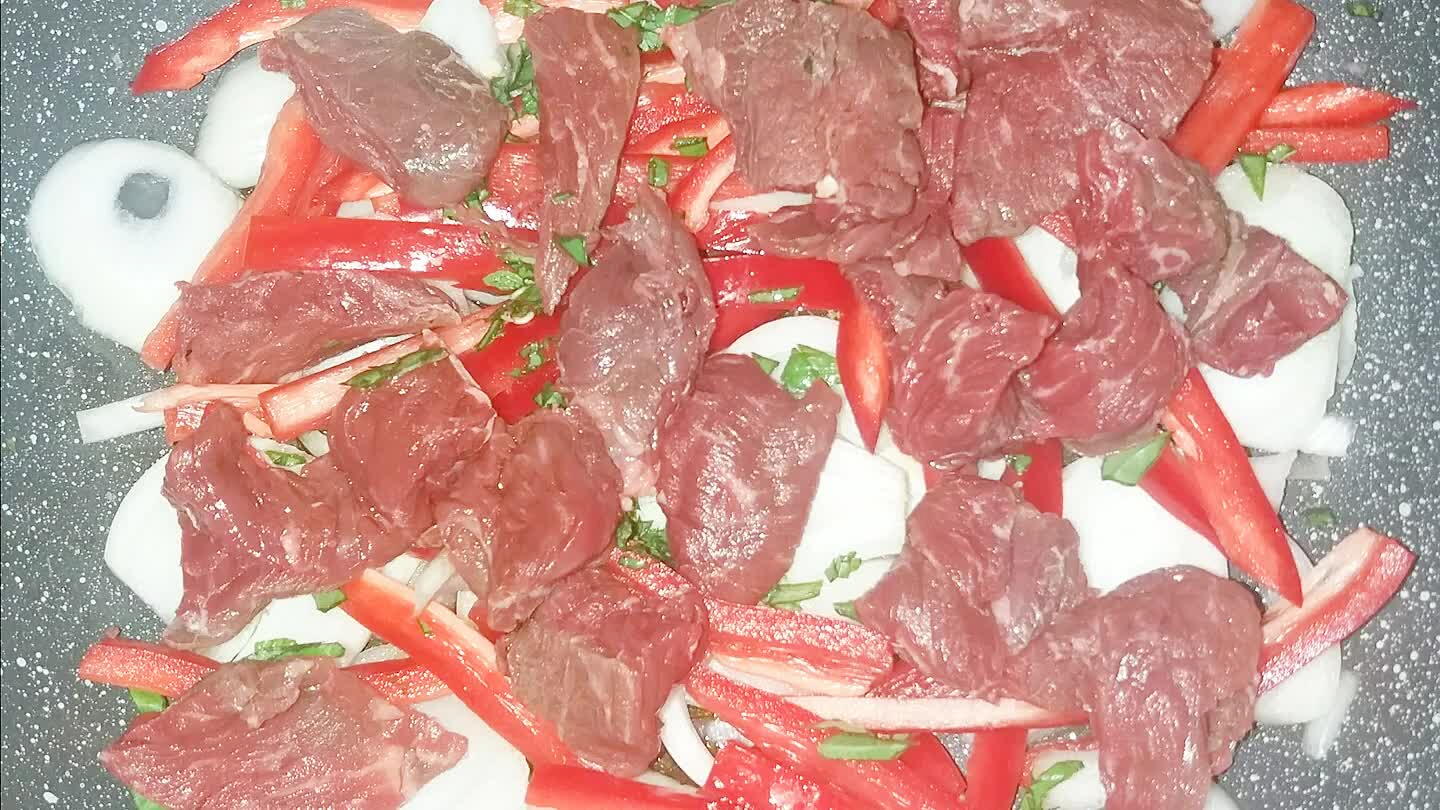 il peperone e il " Parasambene " , adagiamo tutto e cospargiamo con le foglie di basilico fresco ...