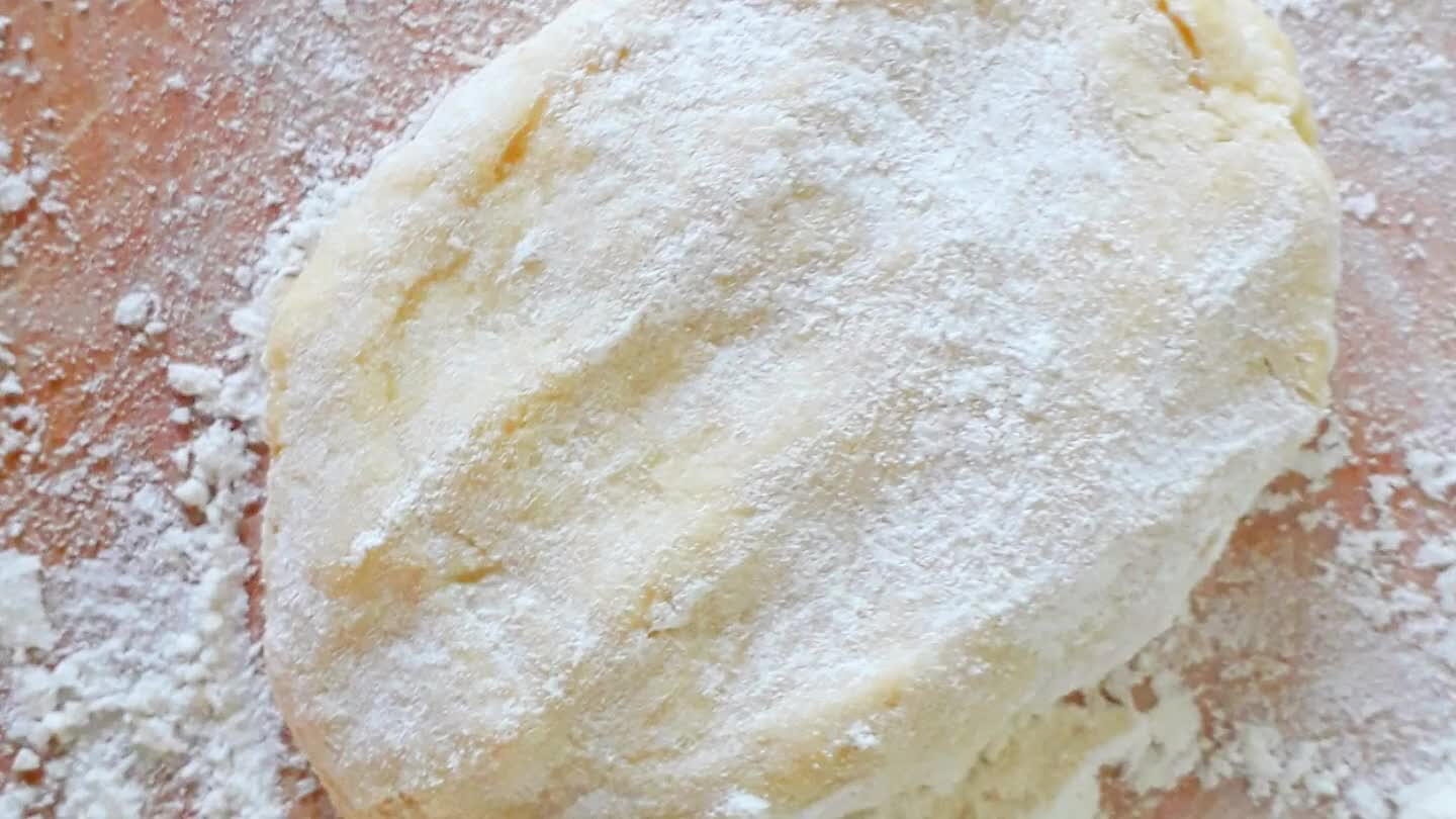 ta per appiattire la sfoglia in modo sottile (Usare per prima il n°2, poi alla n°5 ed infine la n°5). Finita di stendere tutta la pasta, prendere una sfoglia per volta e passarla nell'attrezzo per le tagliatelle. Nel caso non aveste la macchinetta per le tagliatelle, stendere con il mattarello e formare una sfoglia sottile che poi andremo a tagliare con la rondella per fare la forma della tagliatella.