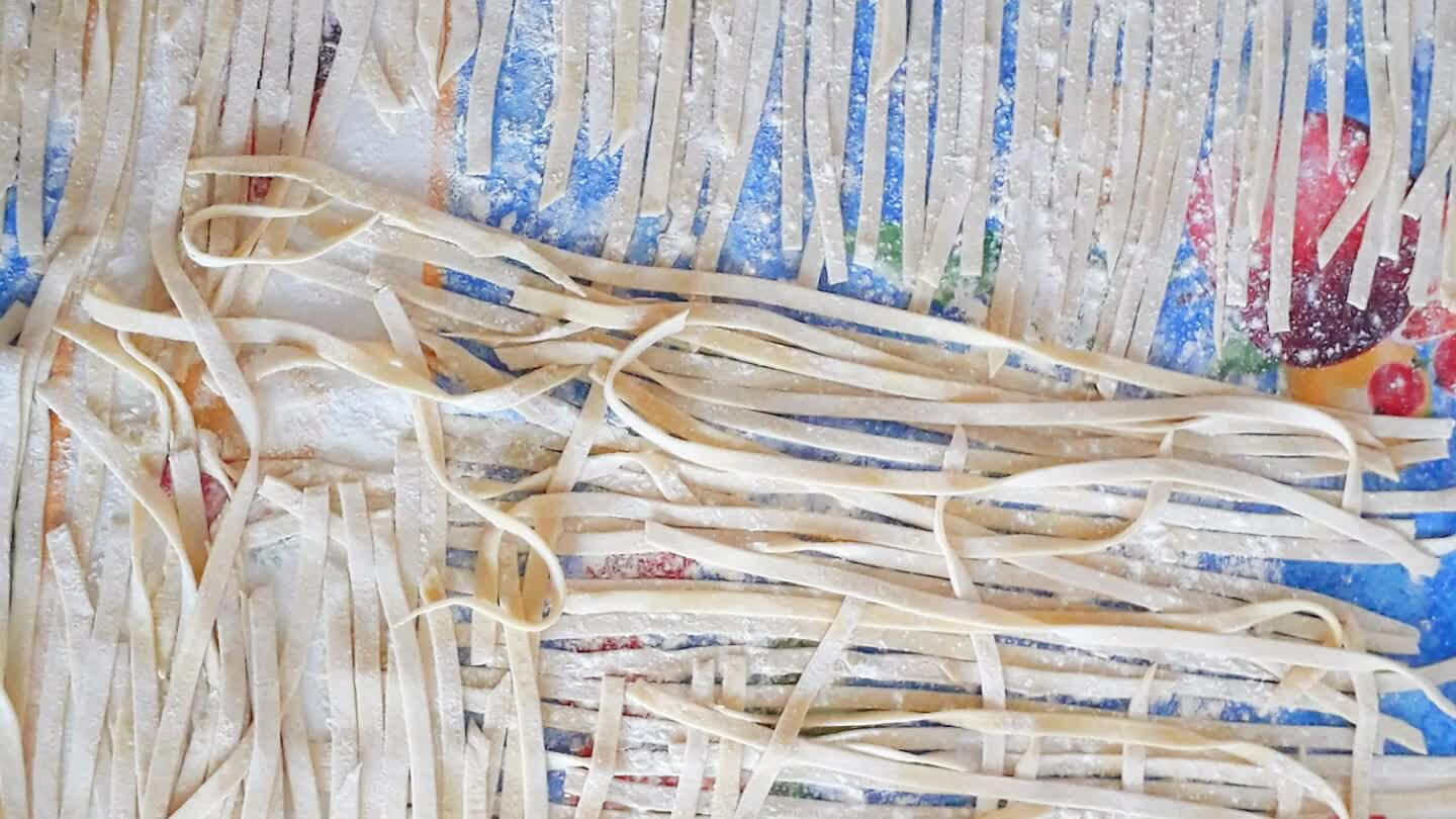 farinata. Lasciarle almeno 30 minuti prima di andarle a cucinare in modo che la pasta di asciughi un pochino. Per cucinare le tagliatelle usare una pentola capiente. Da quando l'acqua va in ebollizione aggiungere le tagliatelle e farle cucinare per 6-8 minuti. Scolarle e condirle a piacere. Servirle calde.
