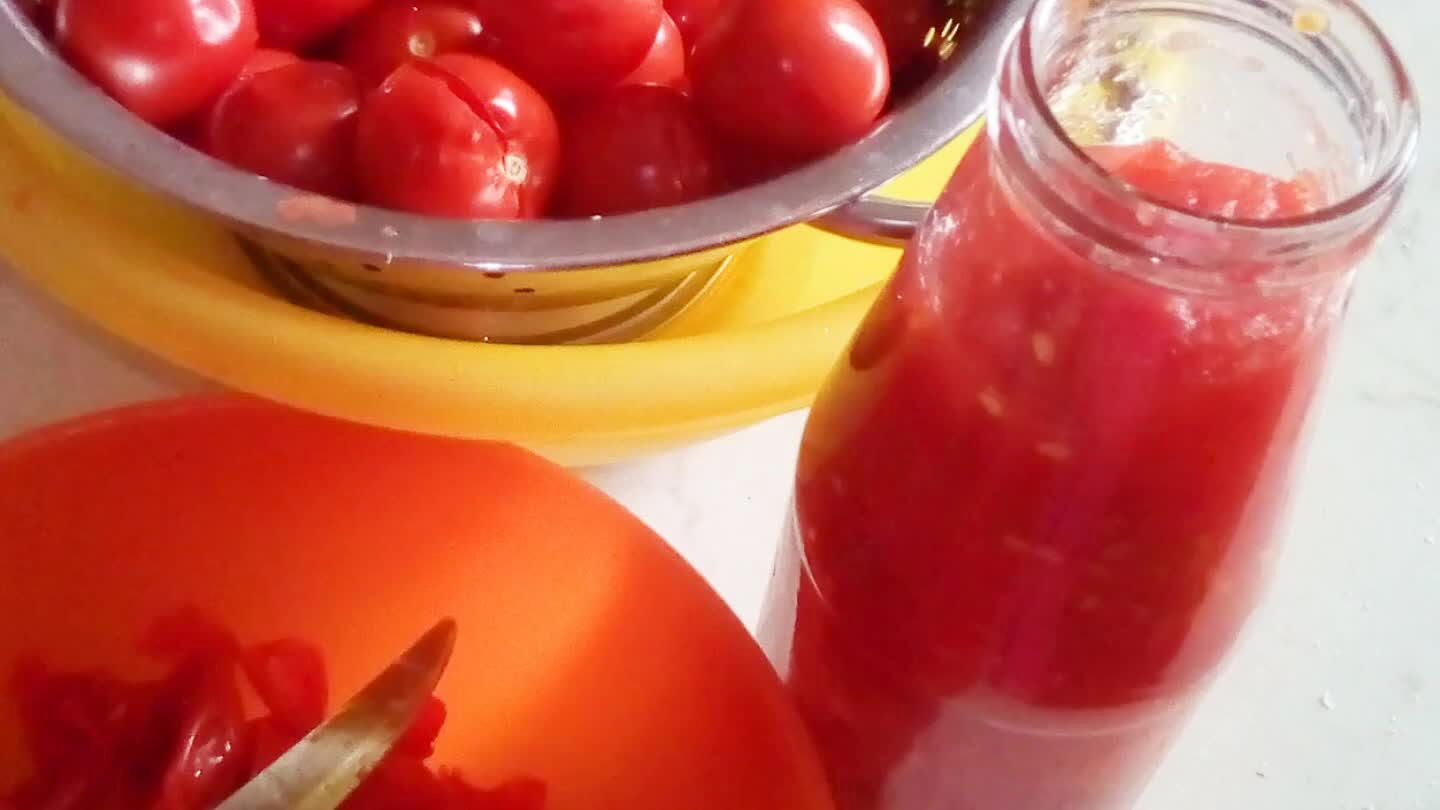 ile jar(s), close with sterilized lids, and boil for about 40 60 minutes. A ΒΌ tsp of salt can be added to each Β½ liter to 1 liter jar, before closing. The peeled tomatoes can also be frozen, and last about 3-4 months at their best in the freezer.