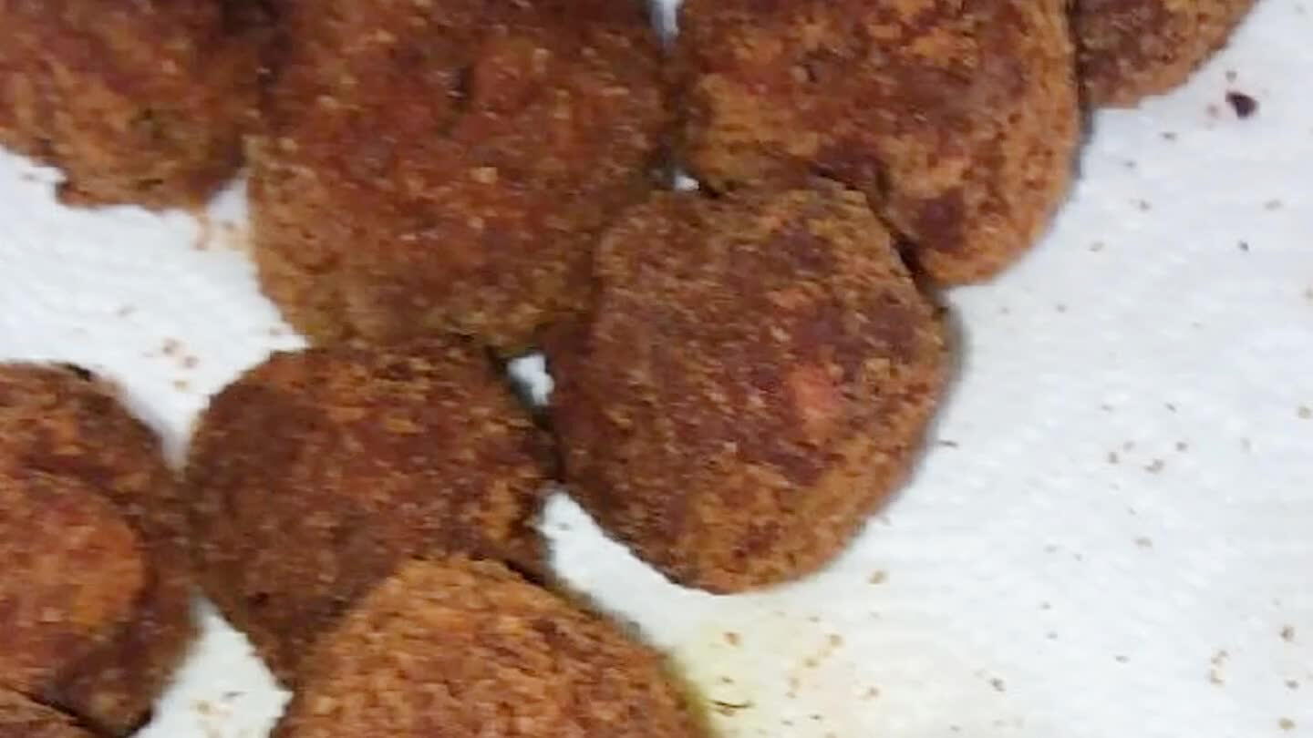 , mettere le uova ,le patate lesse schiacciate , 2 cucchiai di pane grattato , due pizzichi di sale , pepe nero e noce moscata e deporre insieme al trito di carne in un contenitore adatto alla mesciatura a mano .