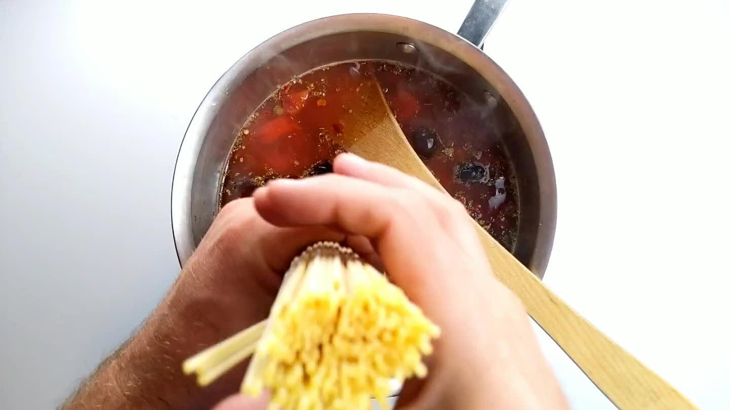 s by standing the spaghetti straight up in the middle of the pot and letting it go. The spaghetti should fall outward in an evenly spaced fan. Let the noodles soften and sink into the sauce.