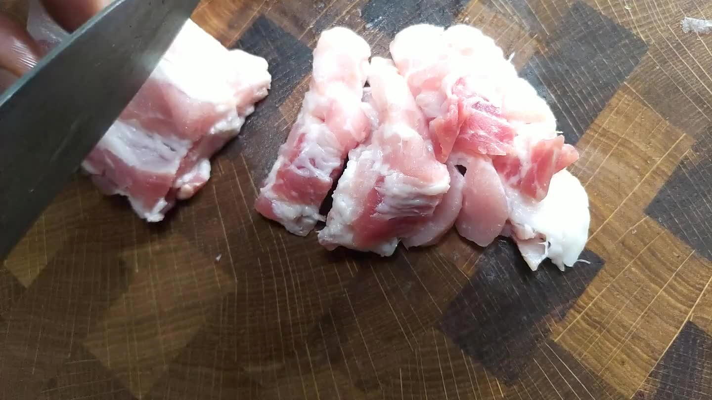 always a little bit of a challenge to peel garlic cloves. If you slice off the root end, you can try and get your nail between the skin and the flesh.