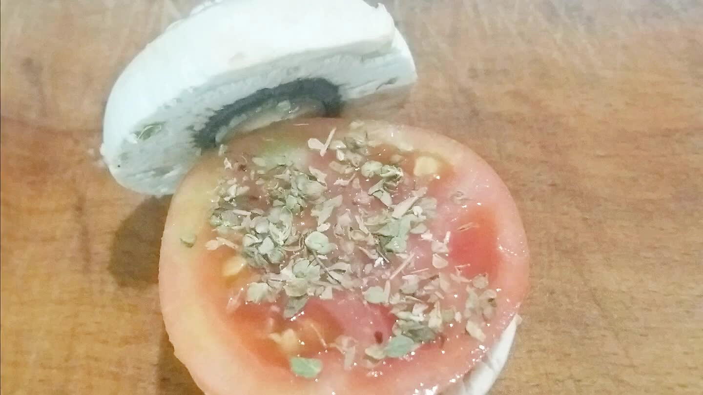 dell'origano... qualche scaglia di grana ...
