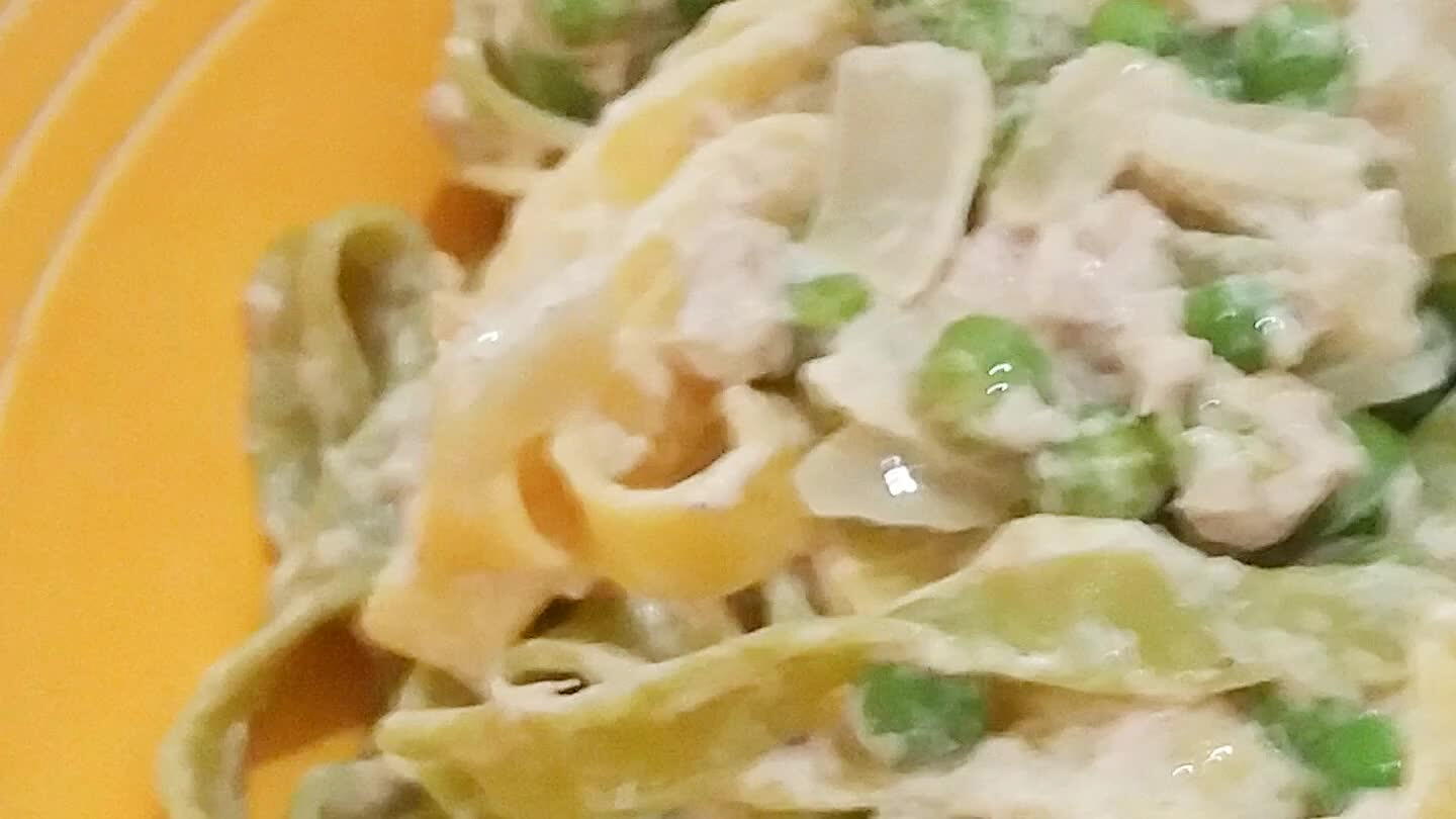 con 2 cucchiai di olio , mezza cipolla a pezzettini , aggiungere il tonno e i pisellini , qualche granello di sale grosso
