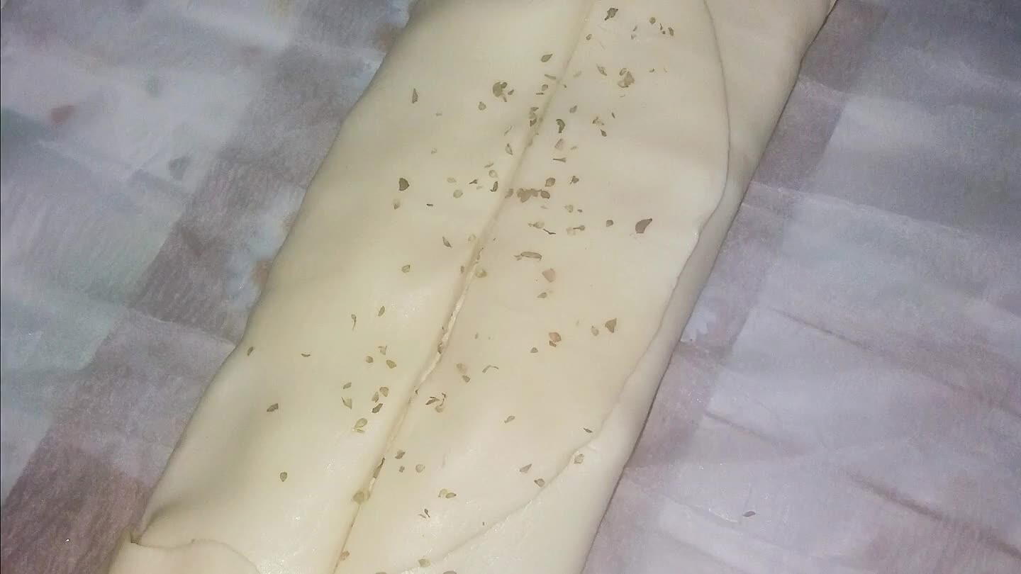 assicurandoci di organizzare un taglio centrale con la punta di un coltello ...